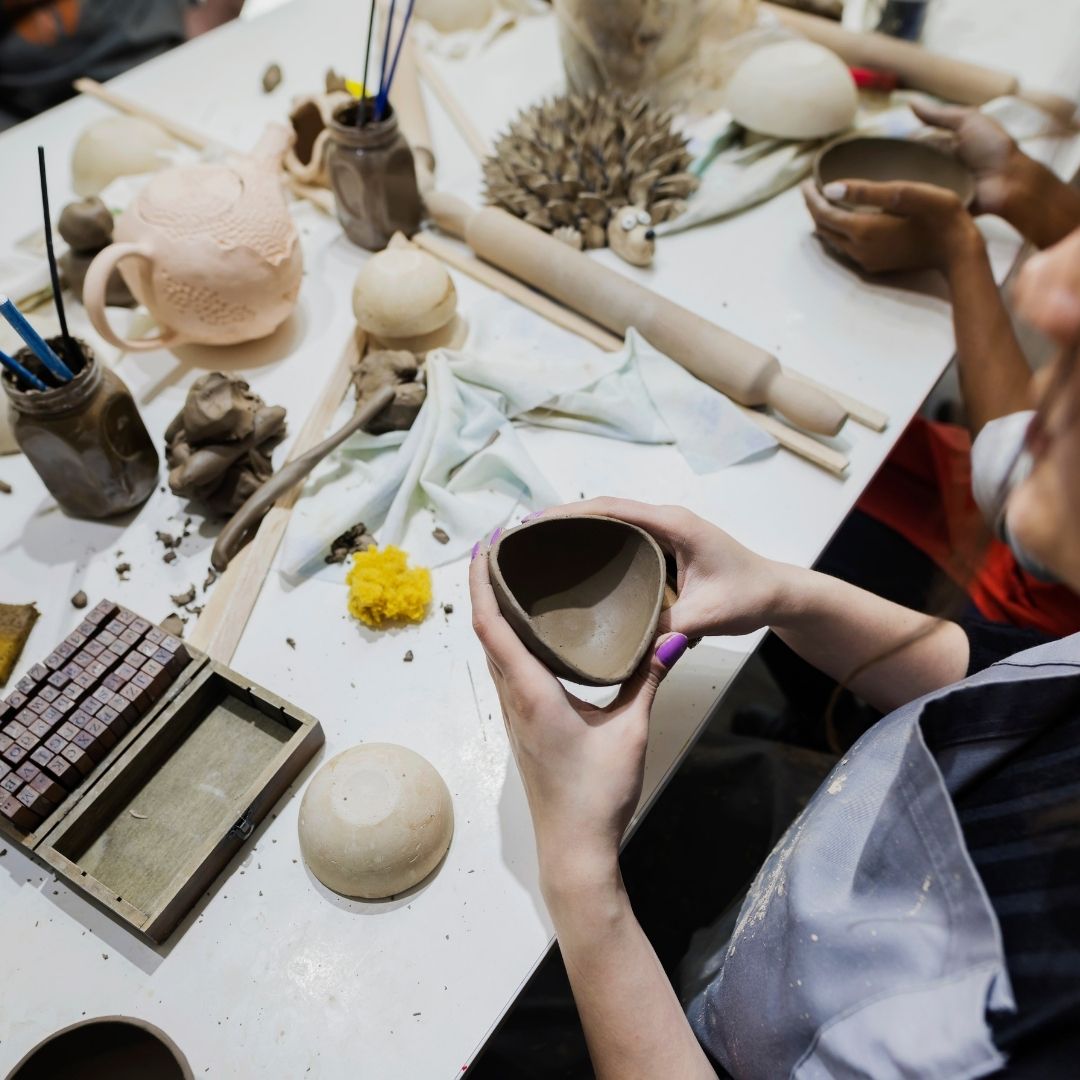 En liten bolle i leire under håndlaget produksjon.