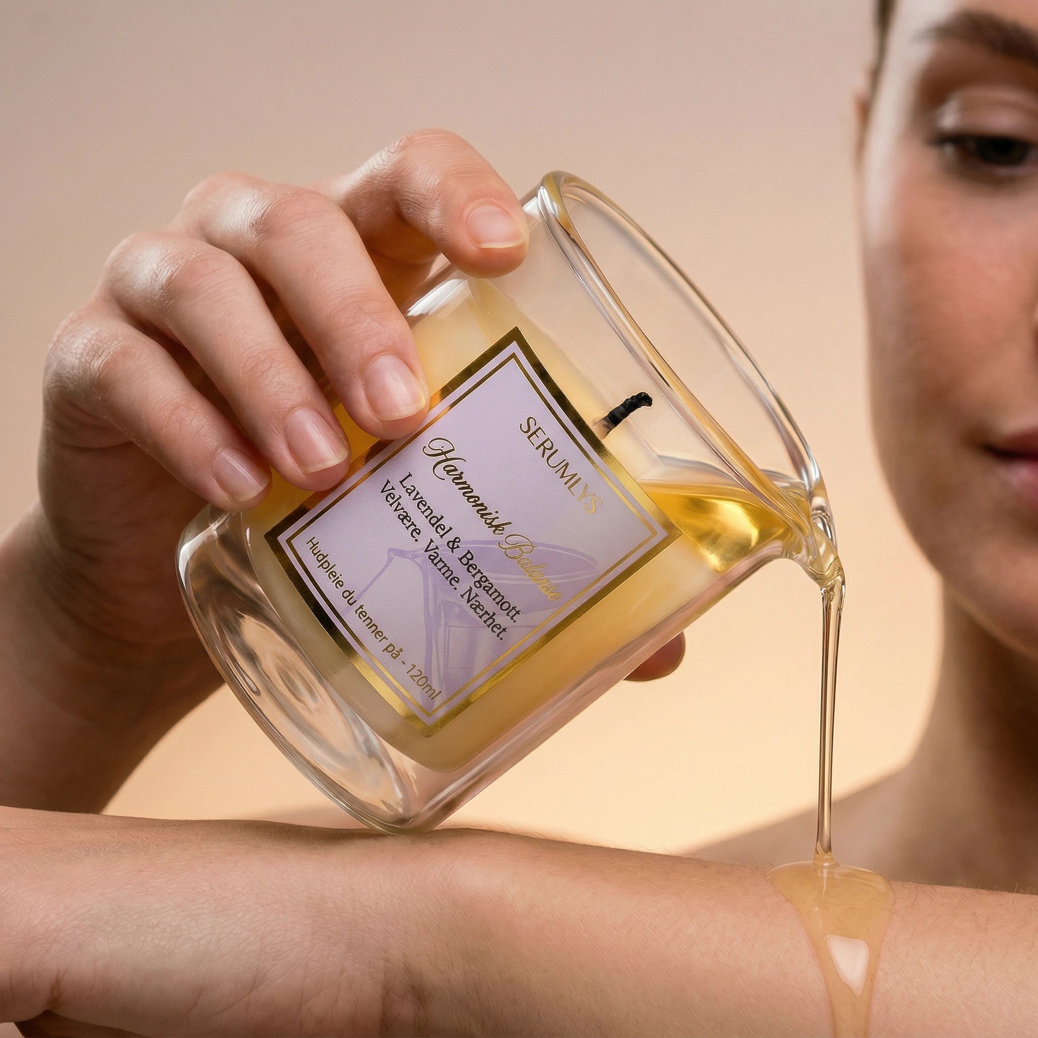 Hudpleieserum med syv planteoljer. Duft av lavendel og bergamott. Serumet helles fra glasset og på armen. Serumet gjør huden myk og glødende. Den varme oljen gir en helt unik følelse av velvære. Hverdagsluksus i glass, håndlaget i Norge.