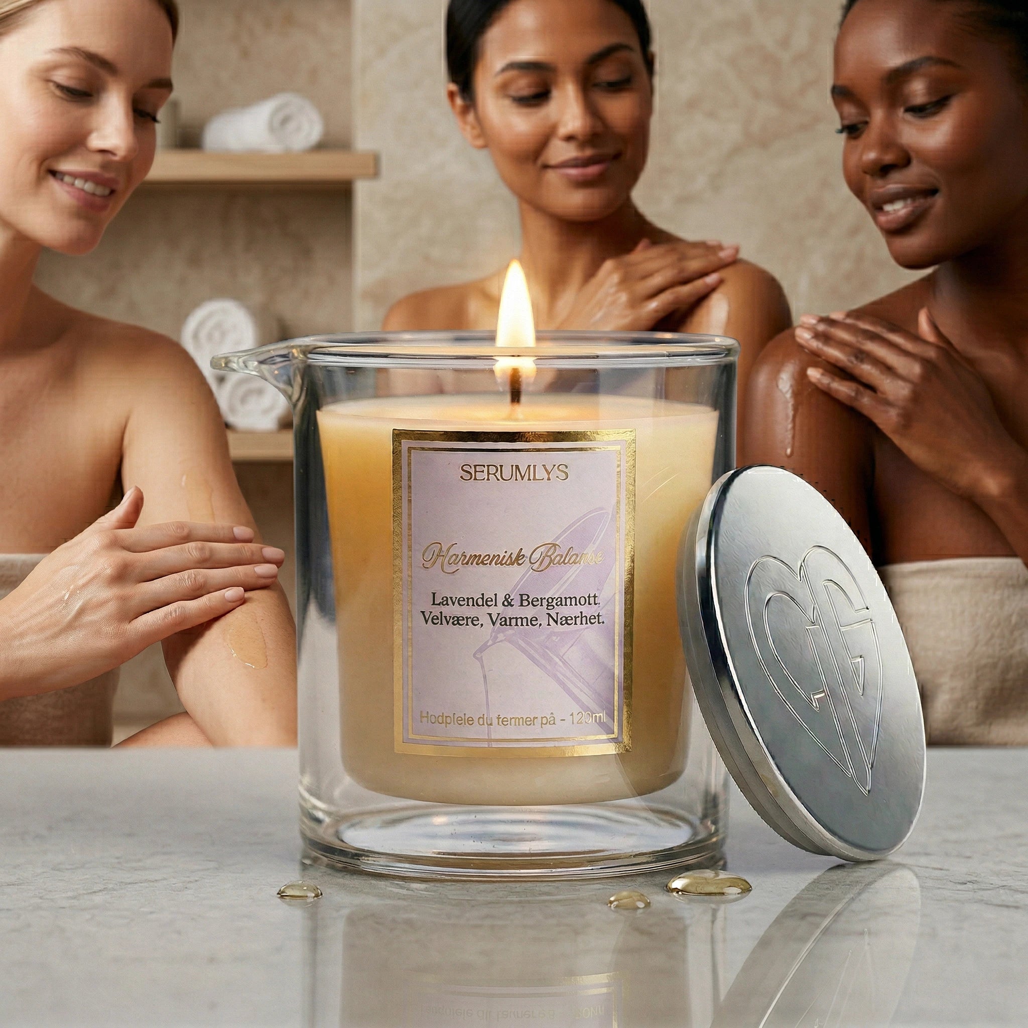 Et tent serumlys. Tre kvinner demonstrerer hvordan serumet fra lyset smøres på kroppen. Et pleiende og fuktighetsgivende serum for hele kroppen. Håndlaget i Norge med kun naturlige ingredienser. Duft av lavendel og bergamott.
