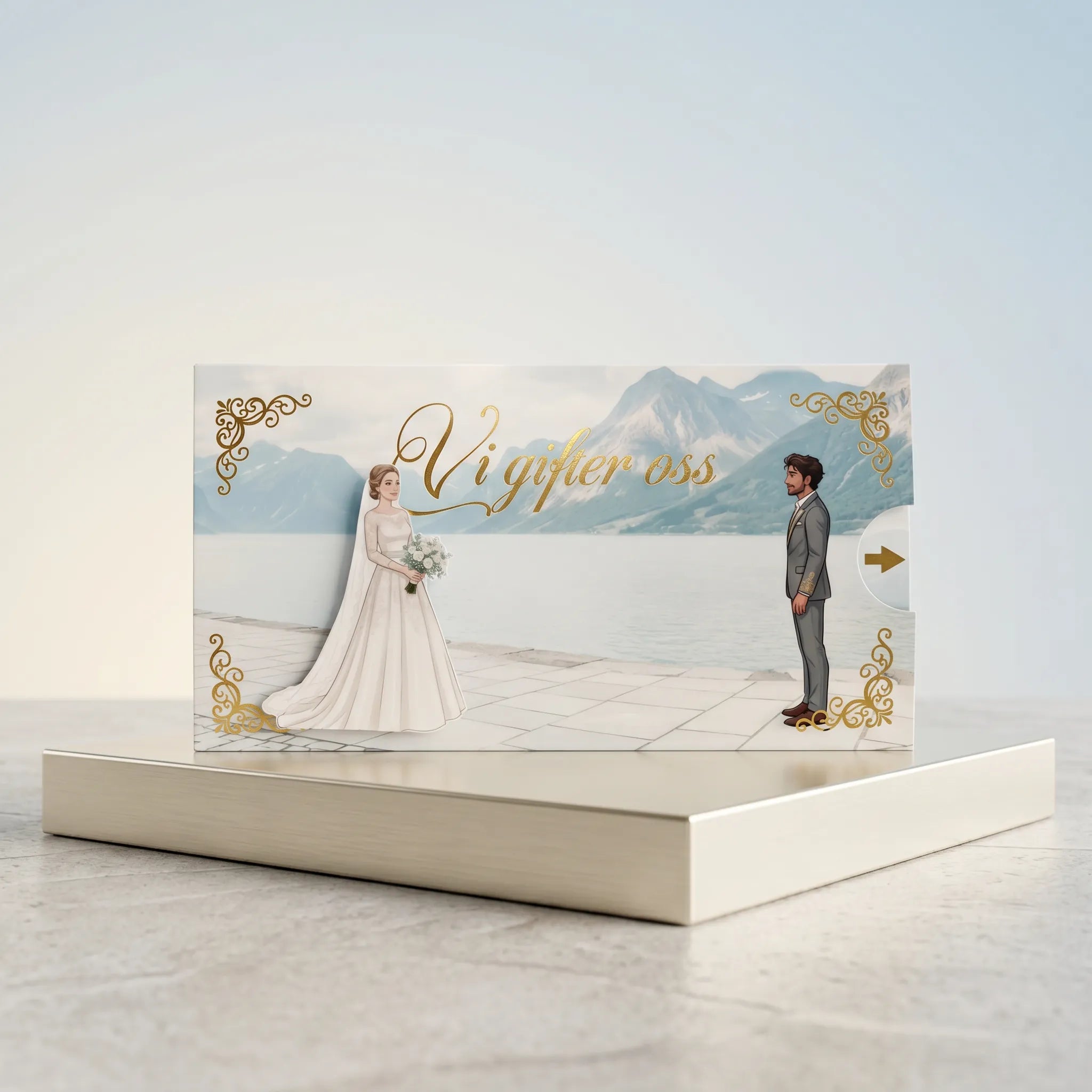 bryllupsinvitasjon i en interaktiv og elegantutførelse. Et kort med fjell i bakgrunnen og gullfolierte detaljer med teksten Vi gifter oss. Når du drar i pilen beveger bruden seg bort til brudgommen. Detaljene om bryllupet kommer ut fra siden på kortet, med gullfoliert tekst. Håndlaget i Norge