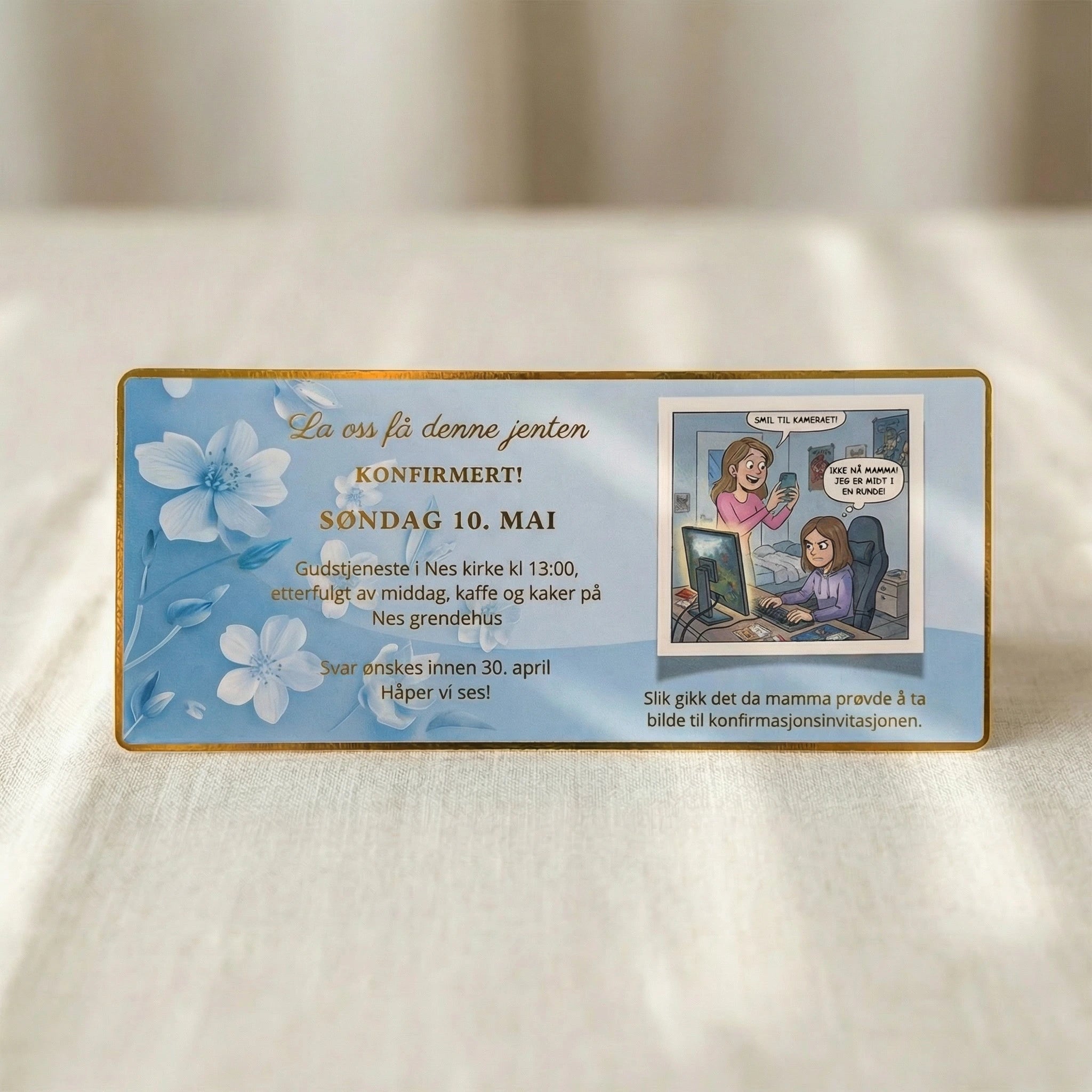 konfirmasjons innbydelse kort for konfirmanten som ikke ønsker bilde av seg selv på kortet. Humoristisk tegneserie av en mamma som prøver å ta bilde av konfirmanten, men jenten er midt i en runde. En kjent setning fra tenåringen. Kortet er håndlaget med gulldetaljer som gir det et luksuriøst utsende.