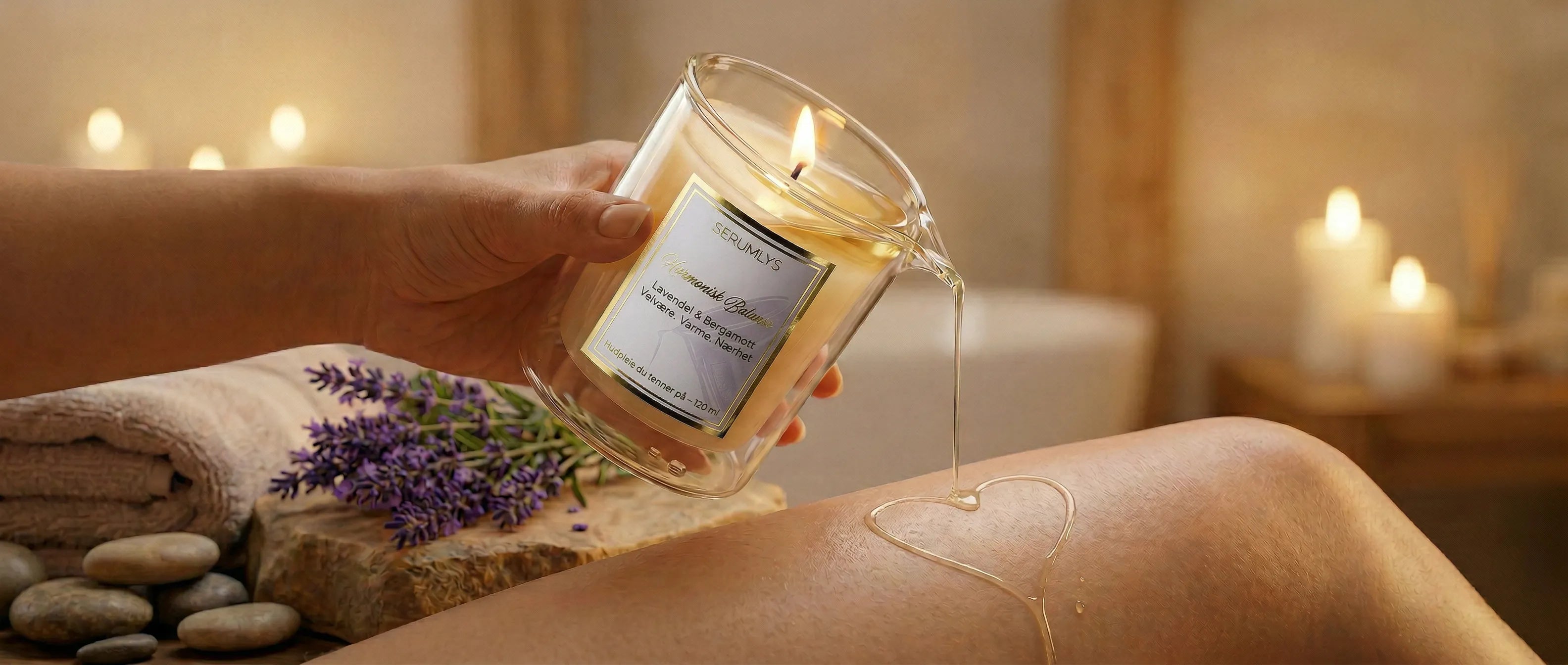 Naturlig hudpleie som er formet som et duftlys. Serumlys i glass som helles på huden og former et hjerte med kroppsserumet. Kosmetikk som kan brukes på hele kroppen. Laget med naturlige planteoljer for dyp hudpleie. Passer alle hudtyper.