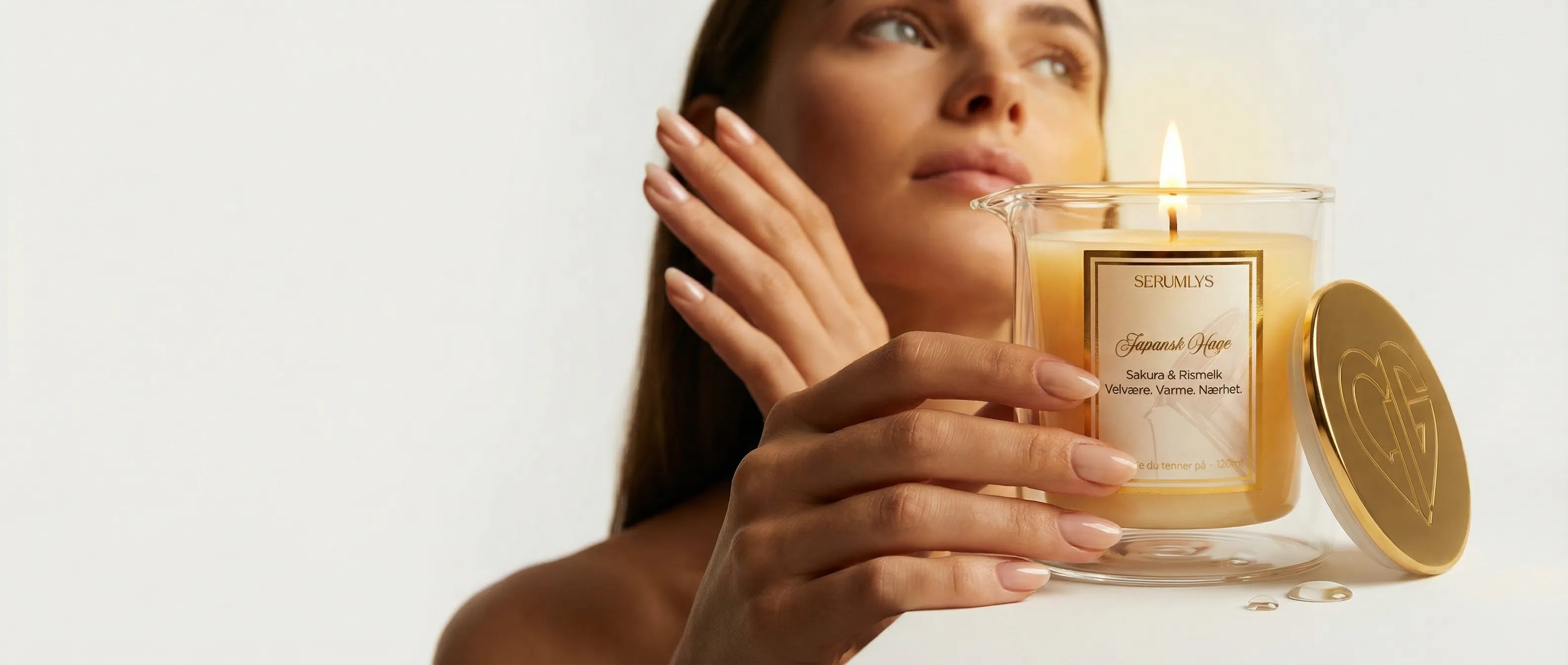 Et serumlys laget av naturlige planteoljer og bivoks. Japansk hage med gullokk er den feminine varianten med duft av sakura og rismelk. En søt og pudret duft. Håndlaget i Norge med kjærlighet.