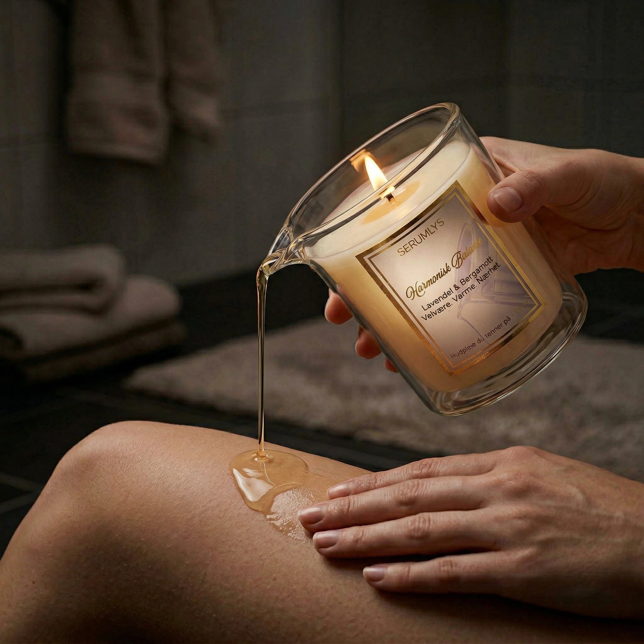 Serumlys er et body serum som er laget med naturlige planteoljer. Når lyset smelter så helles serumet på kroppen. Håndlaget i norge. Kun med pleiende ingredienser. Denne varianten heter Harmonisk Balanse og har en frisk duft av lavendel og bergamott.
