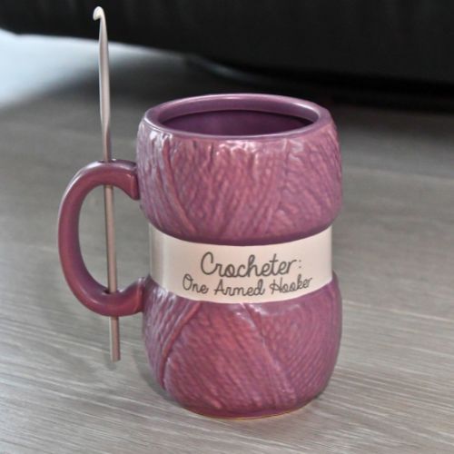 Lilla Hekle kopp med heklenålen i hanken.