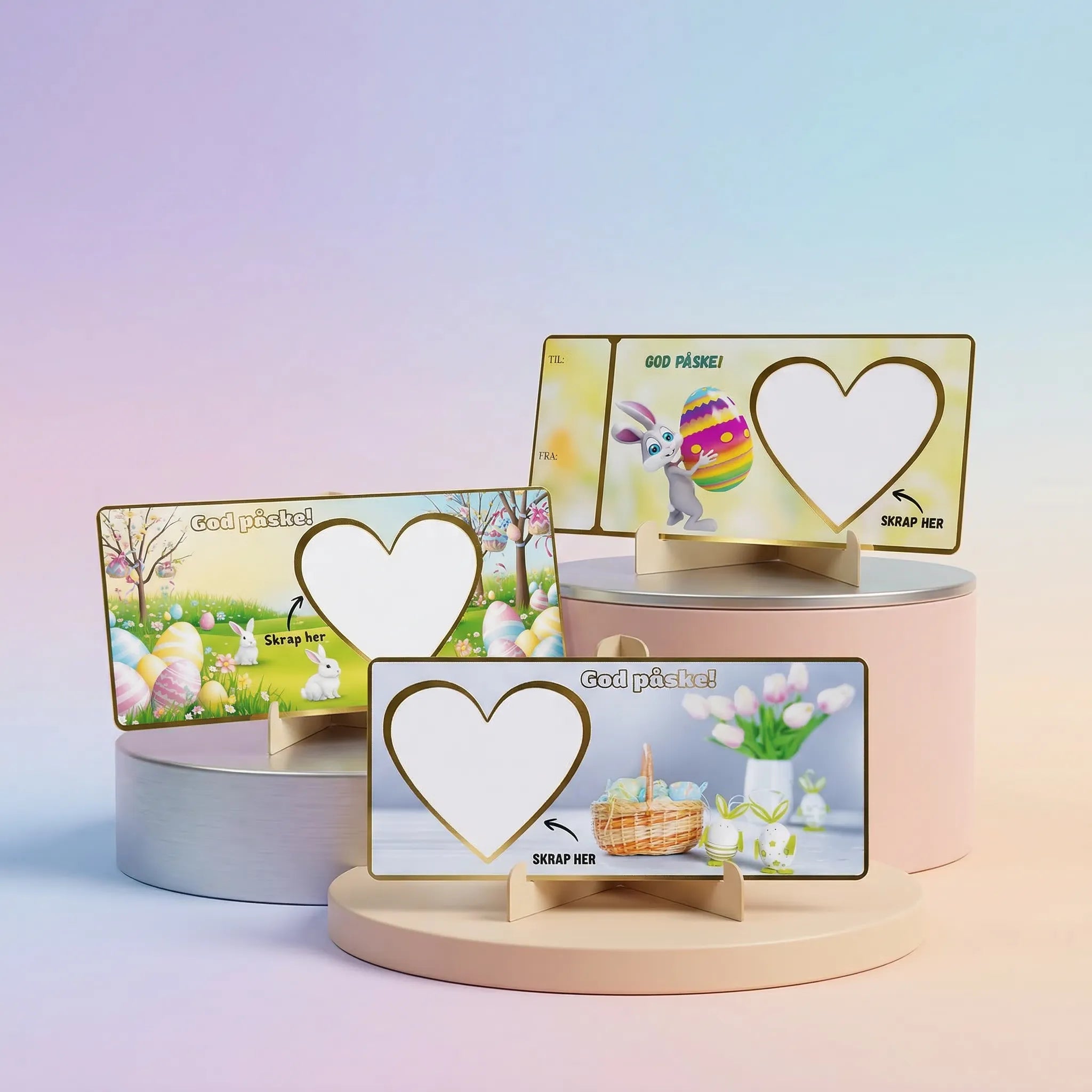 Tre kort med påske design. Kortene har et hvitt hjerte felt, der du skriver inn det du ønsker å gi i gave. Deretter festes et skrapefelt over teksten Den som mottar gavekortet må skrape frem overraskelsen. Personlig og veldig gøy. Kortet har gullfolierte anter og skrift, trykket på tykt og solid papir.