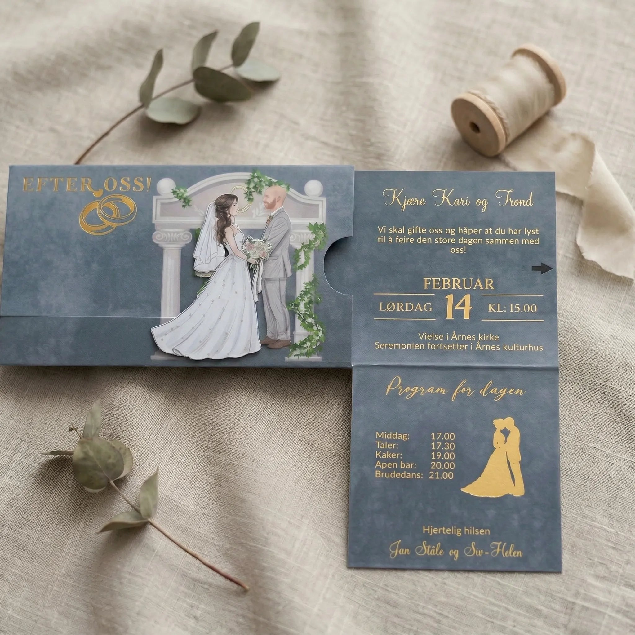 En meget eksklusiv invitasjon til bryllup. Gullfolierte detaljer og en brud som går til brudgommen når man drar ut informasjonsdelen på kortet. Håndlaget i Norge. Kortet kan tilpasses med laminering og gjestens navn i gullfolie.