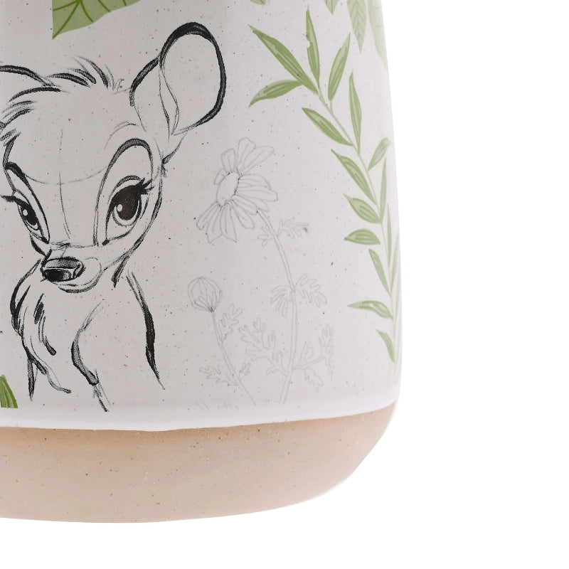Nærbilde av Bambi på en grå blomsterpotte. Her ser man bambi som er tegnet på potten. Gi hjemmet ditt litt disney magi og nydelige detaljer. Nydelig gave med nostalgi og søte detaljer til oss som elsker Disney og bambi filmene.