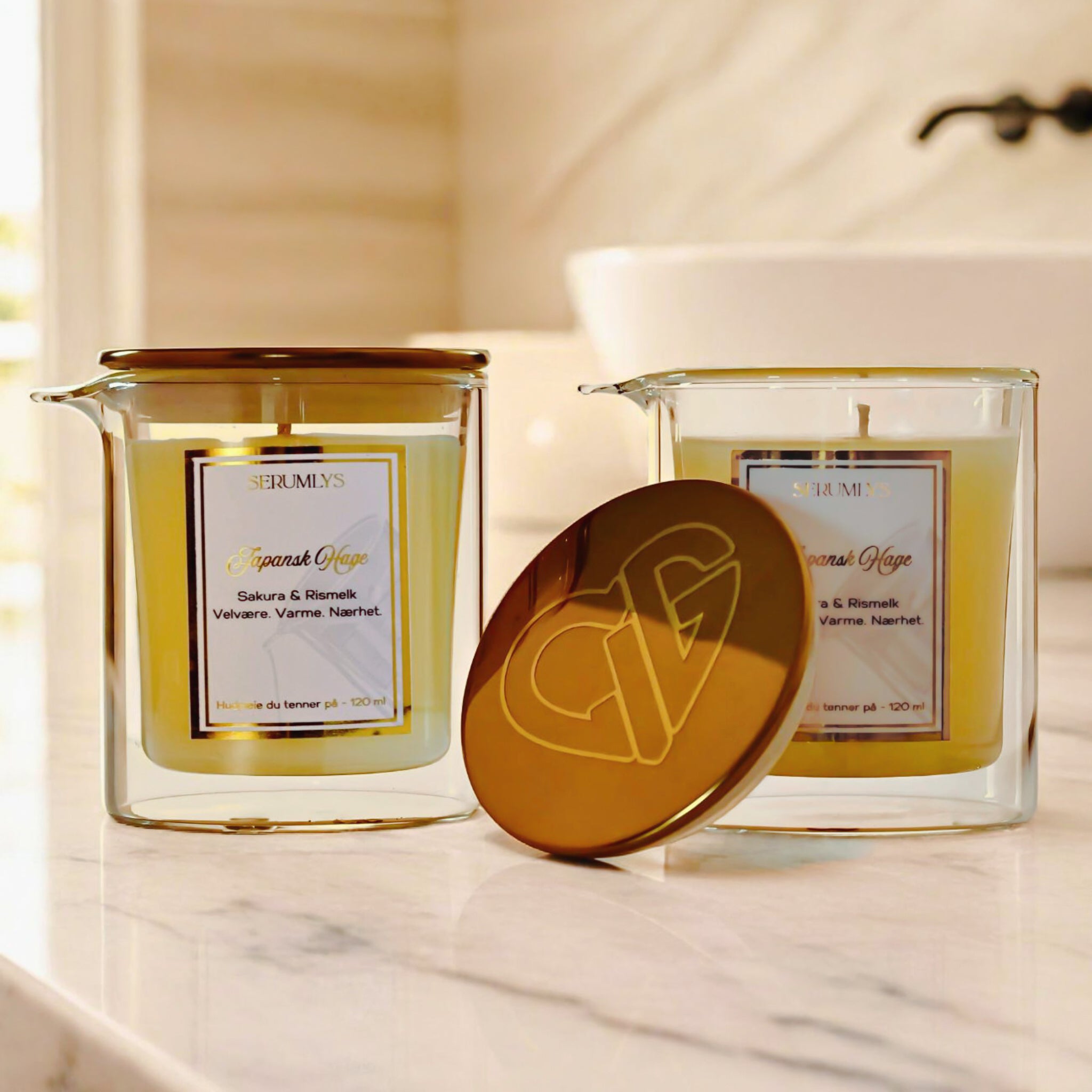 Japansk hage serumlys fyller rommet med duften av sakura og rismelk. Når lyset har smeltet kan du helle de varme oljene på kroppen og du vil lukte fantastisk også! Varme vellvære og nærhet er stikkord som beskriver dette unike lyset.