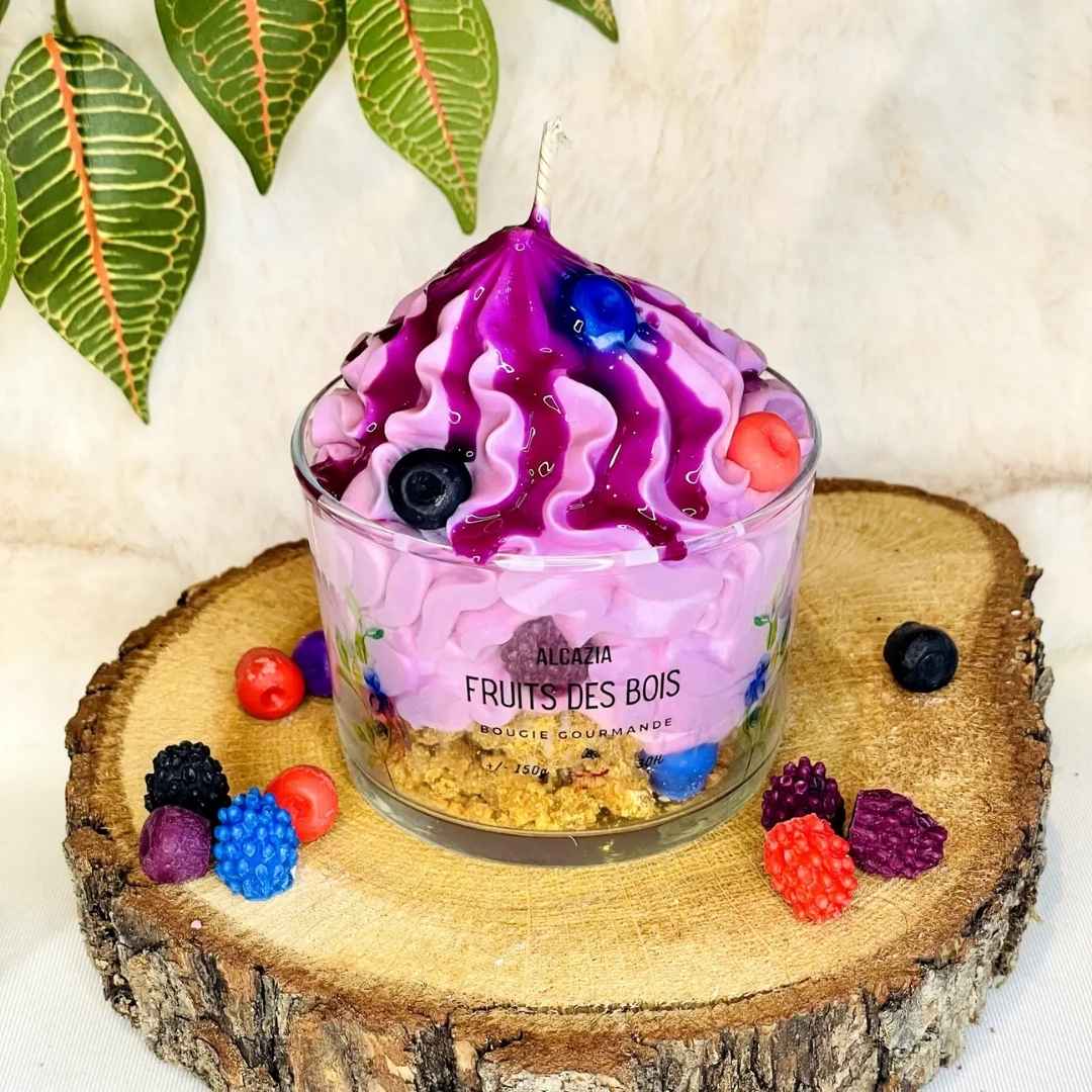 Duftlys som lukter skogsbær. Et håndlaget duftlys som ser ut som en dessert