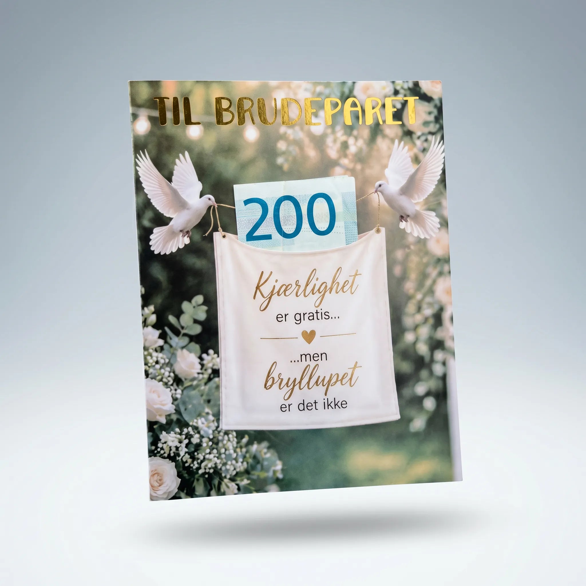 En bryllupsgave som ligger i en skjult pengelomme på et bryllupskort. Til Brudeparet i gullfoliert skrift. Pengelommen har teksten Kjærlighet er gratis, men bryllupet er det ikke. En humoristisk tekst, som gjør kortet både elegant og morsomt. Kortene håndlages i Norge, og er trykket på tykt kvalitetspapir.