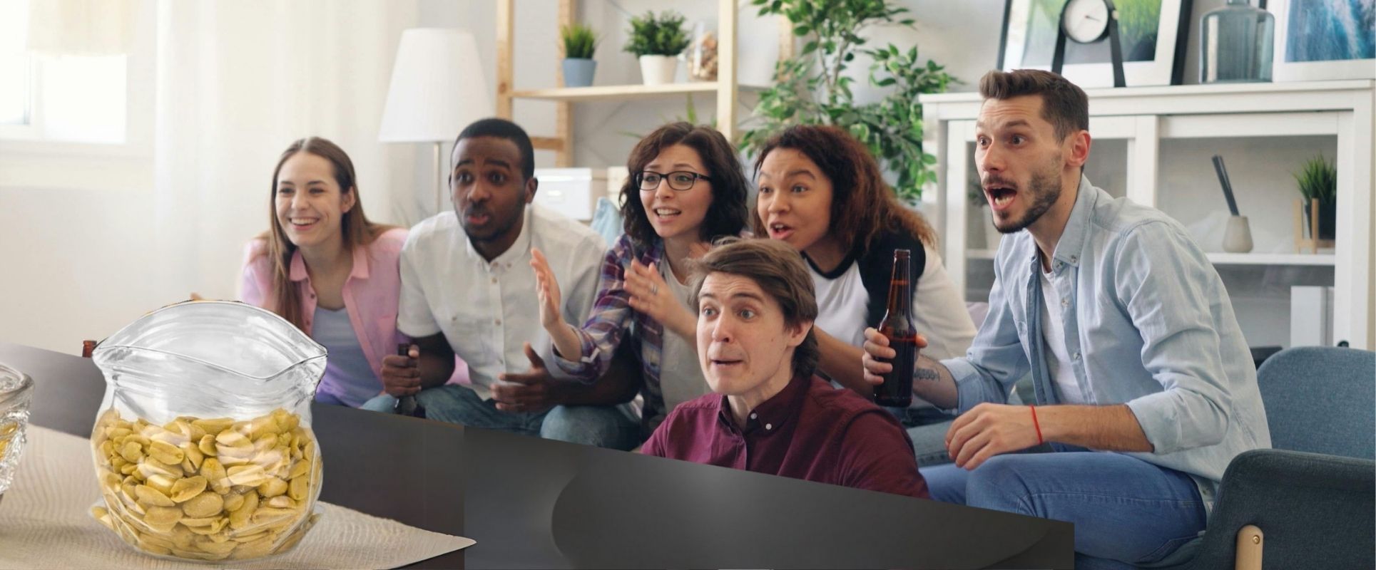 Mennesker som sitter og ser ut til å stirre på en glassbolle som er formet som en åpnet ziplock-pose. Bildet skal illustrere at denne glassbollen er et blikkfang