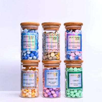 6 farger, 6 følelser og 6 dufter. Finn din favoritt. Håndlaget med kjærlighet i norge for å hjelpe noen som har det litt vanskelig akkurat nå. Fyll rommet med din favoritt duft og kjenn på følelsen av avslappning og ro. Noen ganger er det alt som skal til får å komme seg igjennom dagen. 