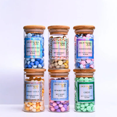 6 farger, 6 følelser og 6 dufter. Finn din favoritt. Håndlaget med kjærlighet i norge for å hjelpe noen som har det litt vanskelig akkurat nå. Fyll rommet med din favoritt duft og kjenn på følelsen av avslappning og ro. Noen ganger er det alt som skal til får å komme seg igjennom dagen. 