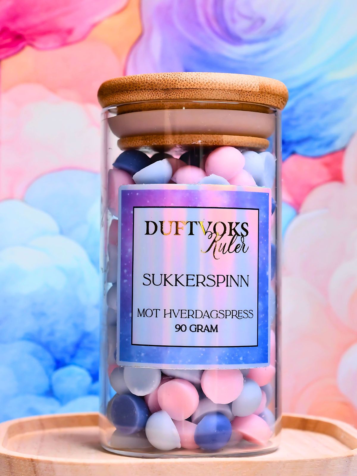 Duftvoks i glasskrukke med bambuslokk. Perfekt gave til de som har det litt vanskelig, eller bare trenger en liten oppmerksomhet. Hverdagspress kan komme og gå, og da er det godt å kunne smelte noen kuler i duftbrennen og bare være. 