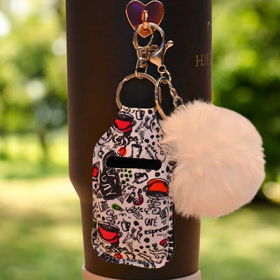 Veske til airpods festet på termokoppen med en krok. Sammen med en hvit dusk. 