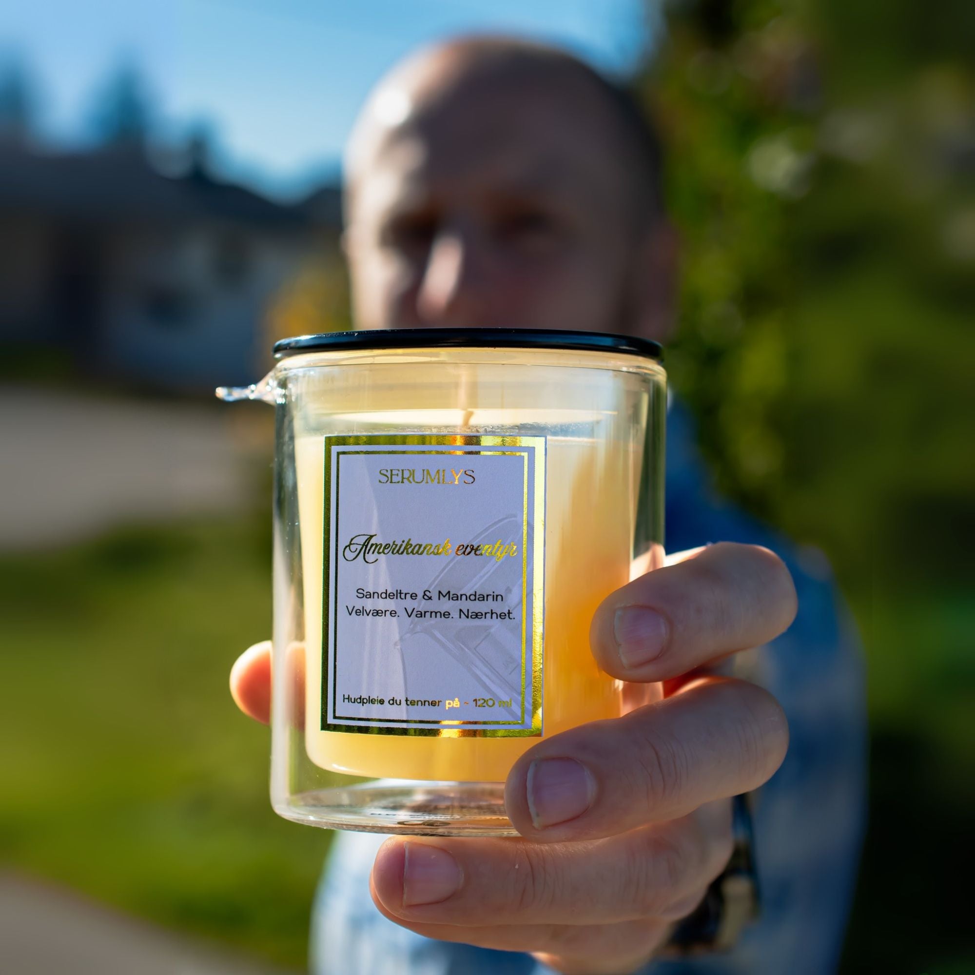 Serum lys kroppspleie olje til mann med en herlig duft av sandeltre og mandarin. Kommer i et nydelig borrosillikat glass med doble vegger så man ikke brenner seg. Tenn lyset og hell de varme deilige oljene på kroppen. Følelsen av ro og vellvære i ditt egent hjem. Fantastisk gave til noen som har alt. Lukseriøst og unikt lys som gjør godt for både kropp og sinn. 