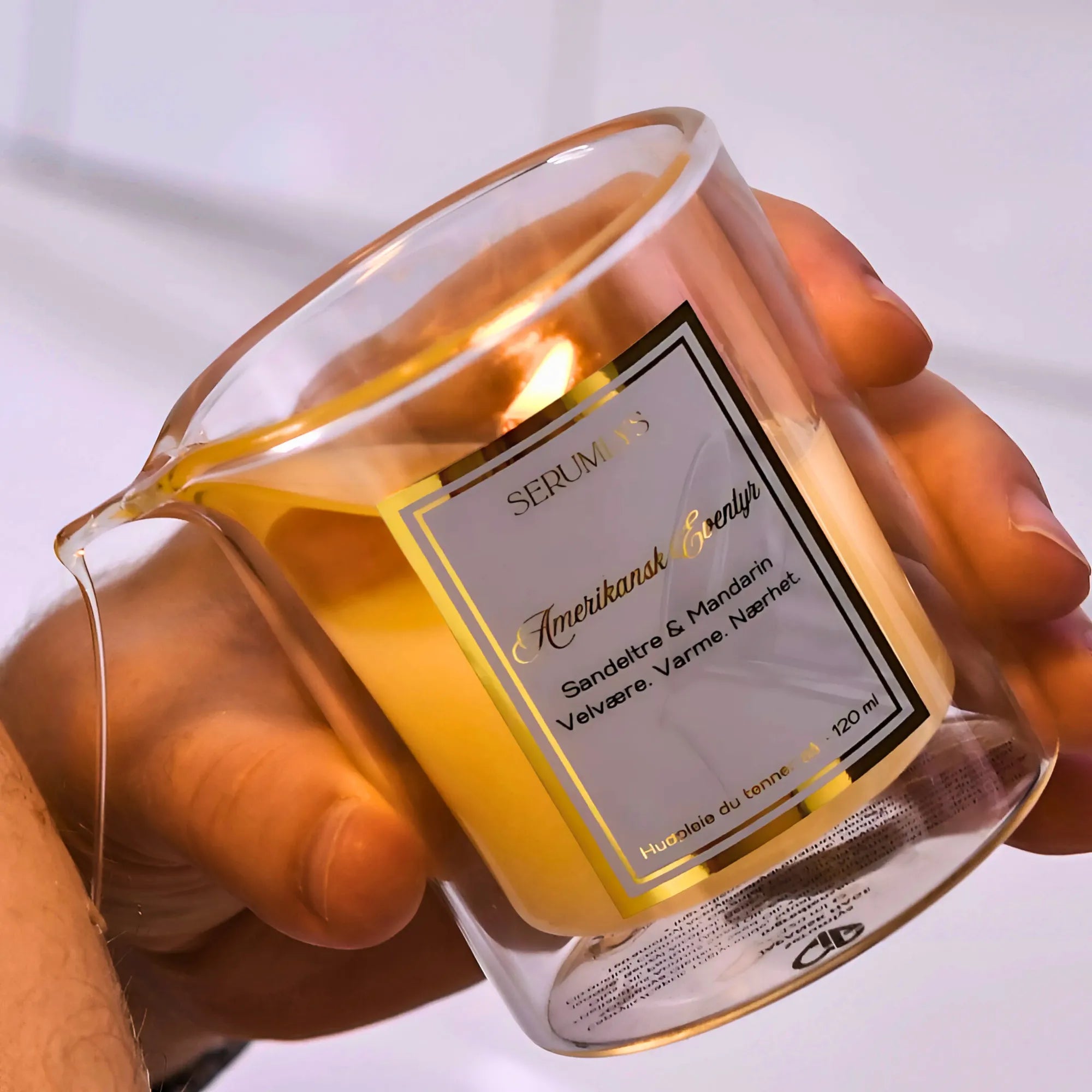 Kroppspleie lys håndlaget av naturlige ingredienser til han. Med en herlig duft som fyller rommet med sandeltre og mandarin. Hell de varme pleiende oljene over kroppen og opplev en helt ny måte å ta vare på kroppen din. Ro og avslappning i et lys. 