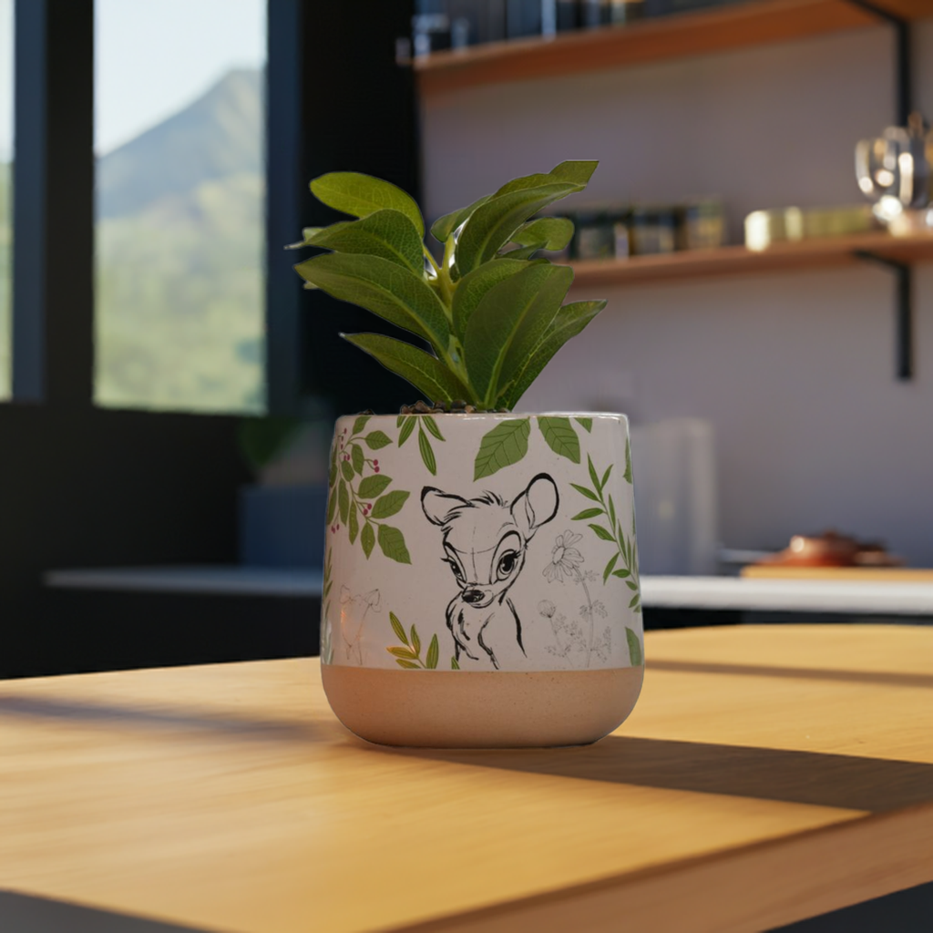 Bambi potteplante som står på kjøkkenbenken til pynt. 