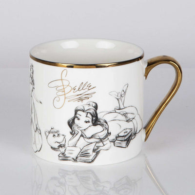 Fremsiden av Disney krus med Belle som leser bok. Belle i gullskrift og håndtak og toppring i gull. Resten av koppen i hvit med blyant farget tegning av Belle