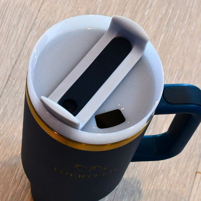 Lokket på koppen kan åpnet så man kan drikke vanlig ut av den. Det er fint om man har varm drikke oppi. Ellers følger det også med sugerør, som man kan bruke om man flipper over tappen. 