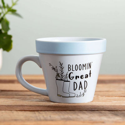 Blå kaffekrus med tekst "bloomin great dad" En morsom kopp som er formet som en blomsterpotte. Perfekt gave til en pappa som elsker planter og det grønne liv.