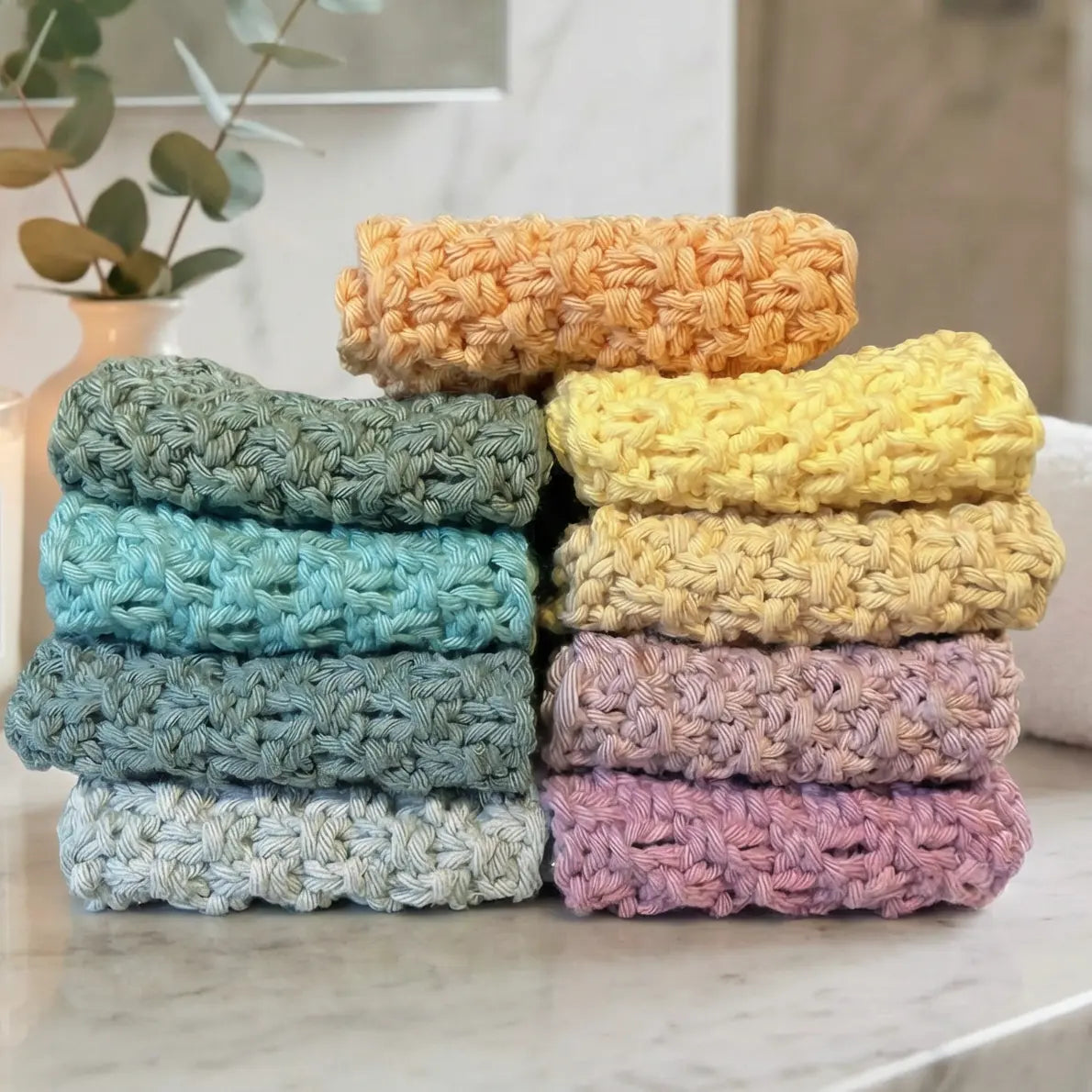 Bomullspads håndstrikkede og gjenbrukbare. Hver pad er laget av mamma med kjærlighet – ingen er helt like. Her ser man 8 forskjellige farger man kan velge mellom. Finn din favoritt og gi huden din en mer skånsom vask. Når disse er brukt er det bare å vaske de på 60 grader i vaskemaskinen så har du reine makeups pads til nestegang. Spar miljøet, og lommeboken på en gang!