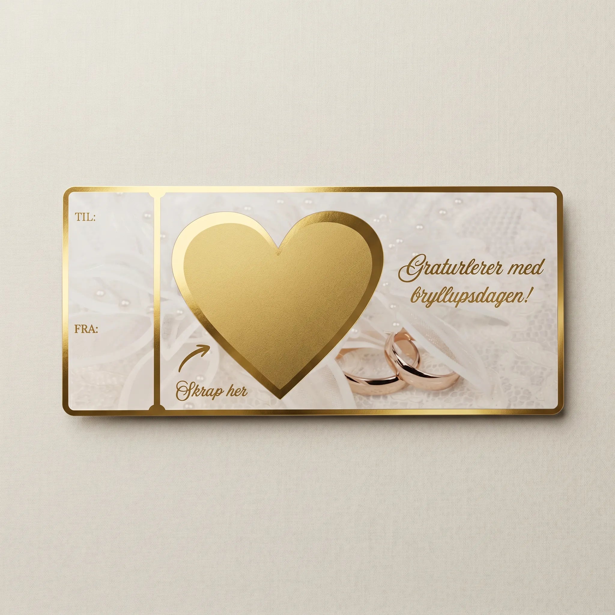 Bryllupsgave med skrapefelt. Skriv inn det du vil gi i gave, og fest over medfølgende skrapelapp. Kortet er i en elegant hvit stil med bryllupsdetaljer og to ringer i rosegull. Tekst og kanter i gullfolie. Et perfekt kort å gi til alle slags bryllupsgaver.