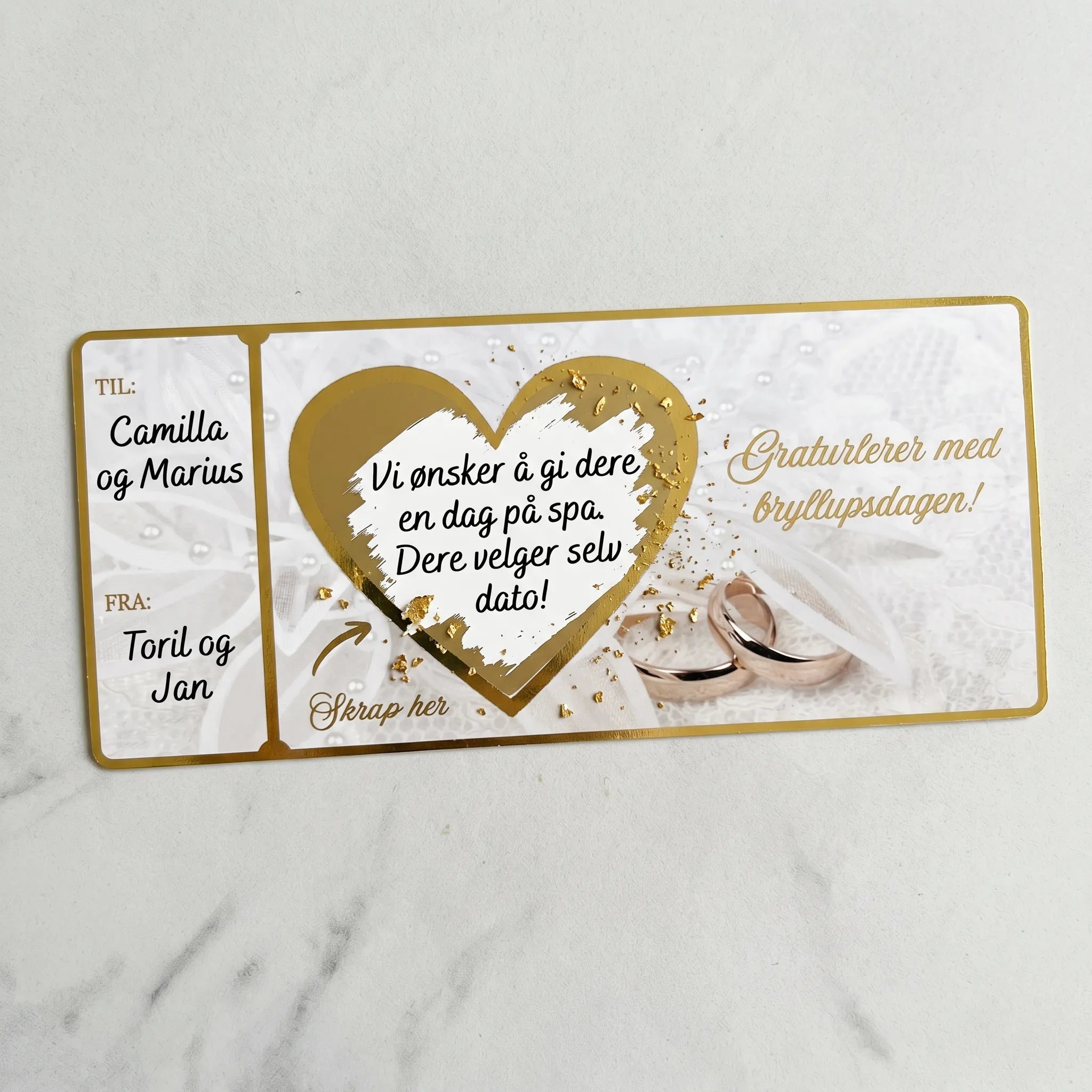 Personlig bryllupskort og bryllupsgave. Skriv inn gaven og bruk klistrelappen med skrapefunksjon over teksten. Brudeparet må skrape frem gaven sin, akkurat som et flax-lodd. Kortet er i nydelig bryllupsdesign, med gullfoliert tekst og kanter. Kortene lages i Norge av Hjertelig AS og har kort leveringstid.