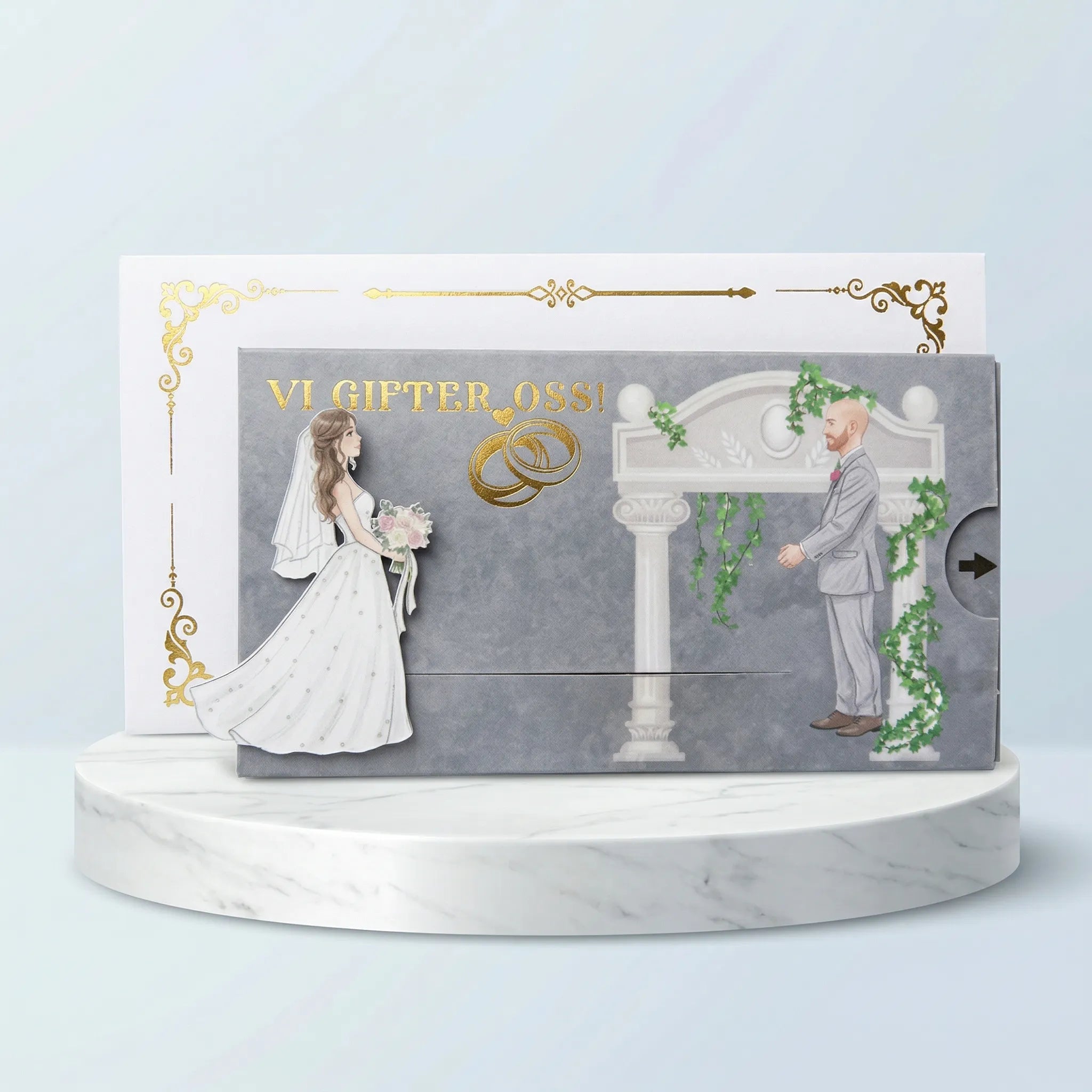 Bryllupsinvitasjonskort med gullfoliert tekst og konvolutt. Når man drar i den sorte pilen, så går bruden bort til brudgommen. Lappen bak den sorte pilen viser informasjon om bryllupet, som dato, tid, sted og program for dagen. Gullfolierte detaljer. Kortet kan tilpases med gjestens navn, samt å få kortet laminert i enten glossy eller matt. Meget eksklusive og håndlagde bryllupskort.