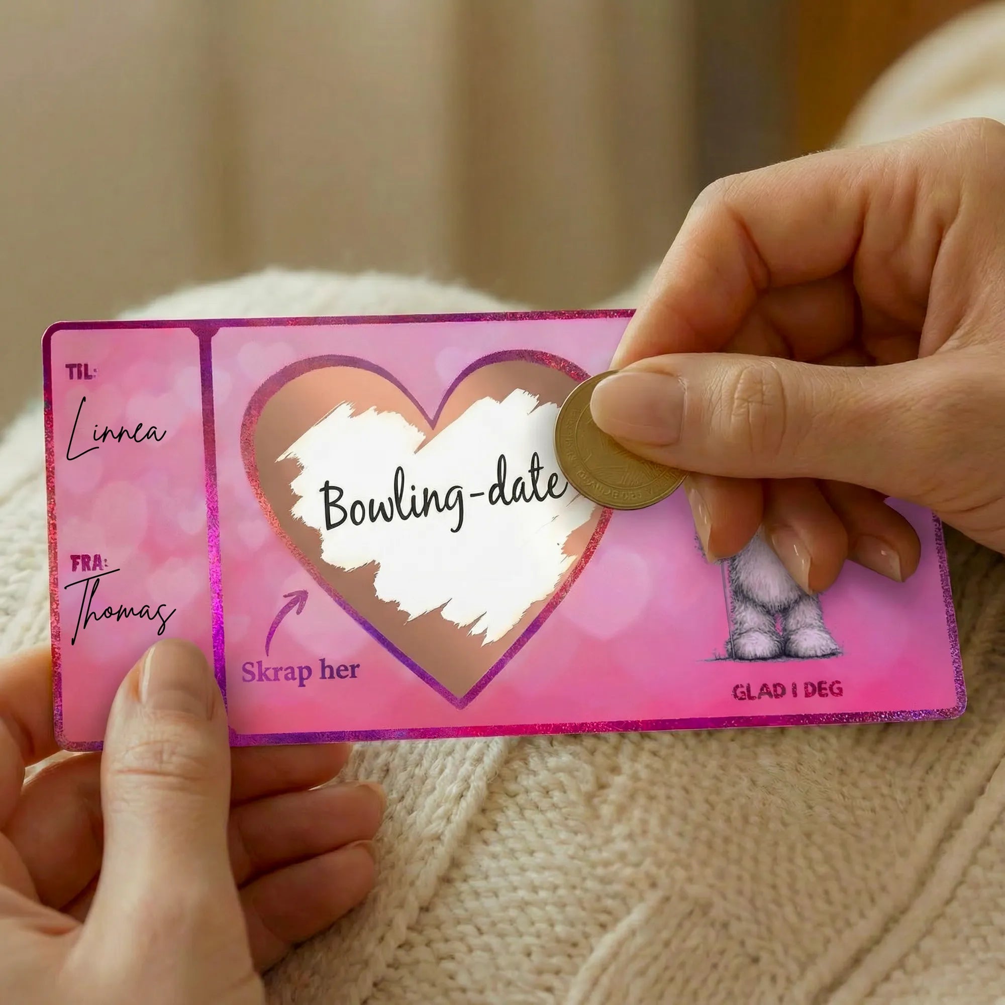 Her er vårt valentineskort med teksten "glad i deg". Våre skrapekort er en gøy måte å gi bort en gave, overraskelse, opplevelse eller et dikt på. Man skriver ønsket tekst i hjerte-feltet, for så å klistre skrapelodd-klistremerke over teksten. Så er det bare for den som får kortet til å skrape fram overraskelsen! Kortene kommer i mange forskjellige design til forskjellige anledninger. Alle kortene er også foliert så de får en flott glans når lyset treffer kortet. Her har noen skrapt fram teksten bowling date