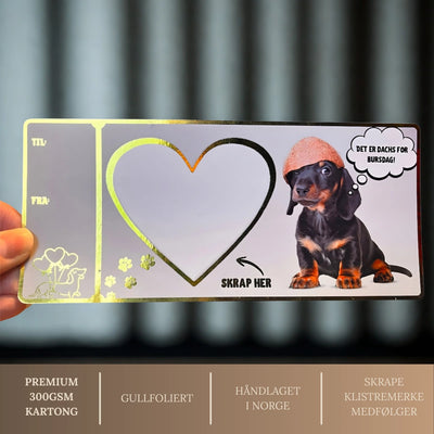 Skrape bursdagskort med Dachs hund som sier "det er dachs for bursdag. Winer dog og nydelige gulldetaljer. På bilde står det informasjon om kortet. Det er laget av premium 300gsm kartong, er gullfoliert, håndlaget i Norge og skrape klistremerke medfølger. Perfekt bursdags gave til dachs elskere. Her kan man skrive hva man ønsker å gi bort i bursdagsgave, så er det bare å feste skrape klistremerke over. Gjør gaveåpning enda mer spennede med dette flakslodd bursdagskortet. 