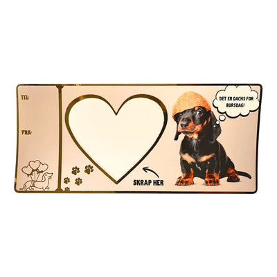 Bursdagskort til dachs mammaen. Dette kortet vil sjarmere en hver dachs elsker i senk. Dachs huden har en bolle på hodet, og en snakkeboble hvor dachs-huden sier "Det er ddachs for bursdag" Til dachs mammaen med god humor. 