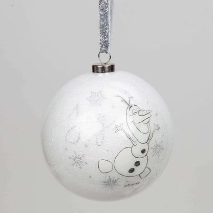 Disney julekule med Olaf. Hvit kule med snøre i sølv og glitter. Snømannen Olaf er fra den kjente Disney filmen Frost. Han hopper og er glad. Tegnet illustrasjon på julepynten. 