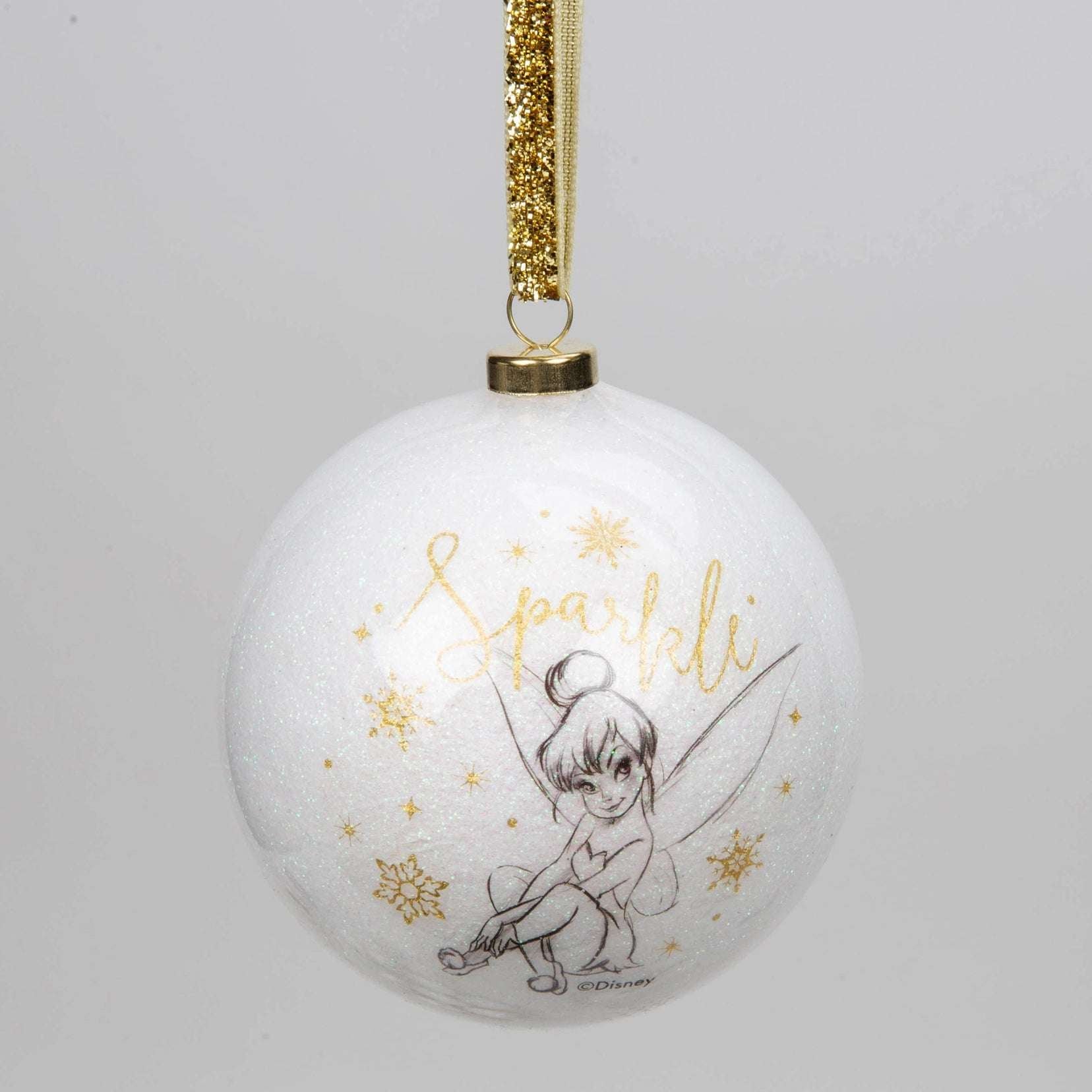 Disney julekule med Tingeling fra Peter Pan. Hvit kule med gullskrift Sparkle og gullstjerner. Snøre i gull med glitter. Alle 15 julekulene i denne disney pakken har tegnet illustrasjoner fra kjente disney filmer. 