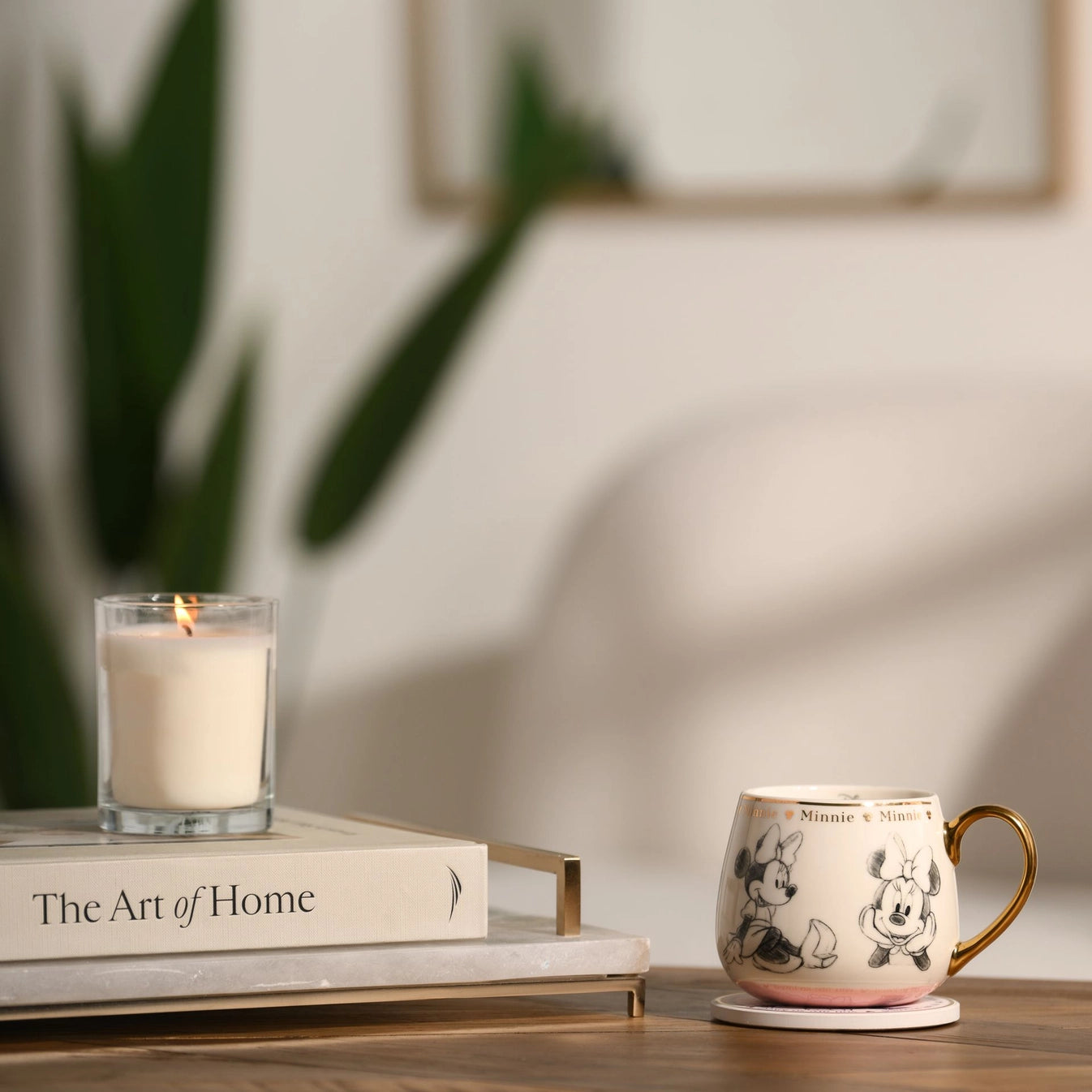 Dekorasjon og design på Disney Minni Collectable kopp. Perfekt både som sambleobjekt eller får å gjøre morgenkaffen enda litt mer spesielt. Med sine flotte gulldetaljer passer den inn i et hvert hjem. Velg mellom 10 forskjellige disney karakterer. 