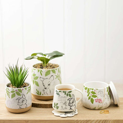 Disney sett med Bambi og Trampe. Dette settet kommer i blomsterpotter med blomster i, kaffekopp og krukke. Perfekt for de som ønsker litt disney interiør i hjemme. Disse tar seg veldig godt ut og gir hjemmet et nydelig disney preg. 