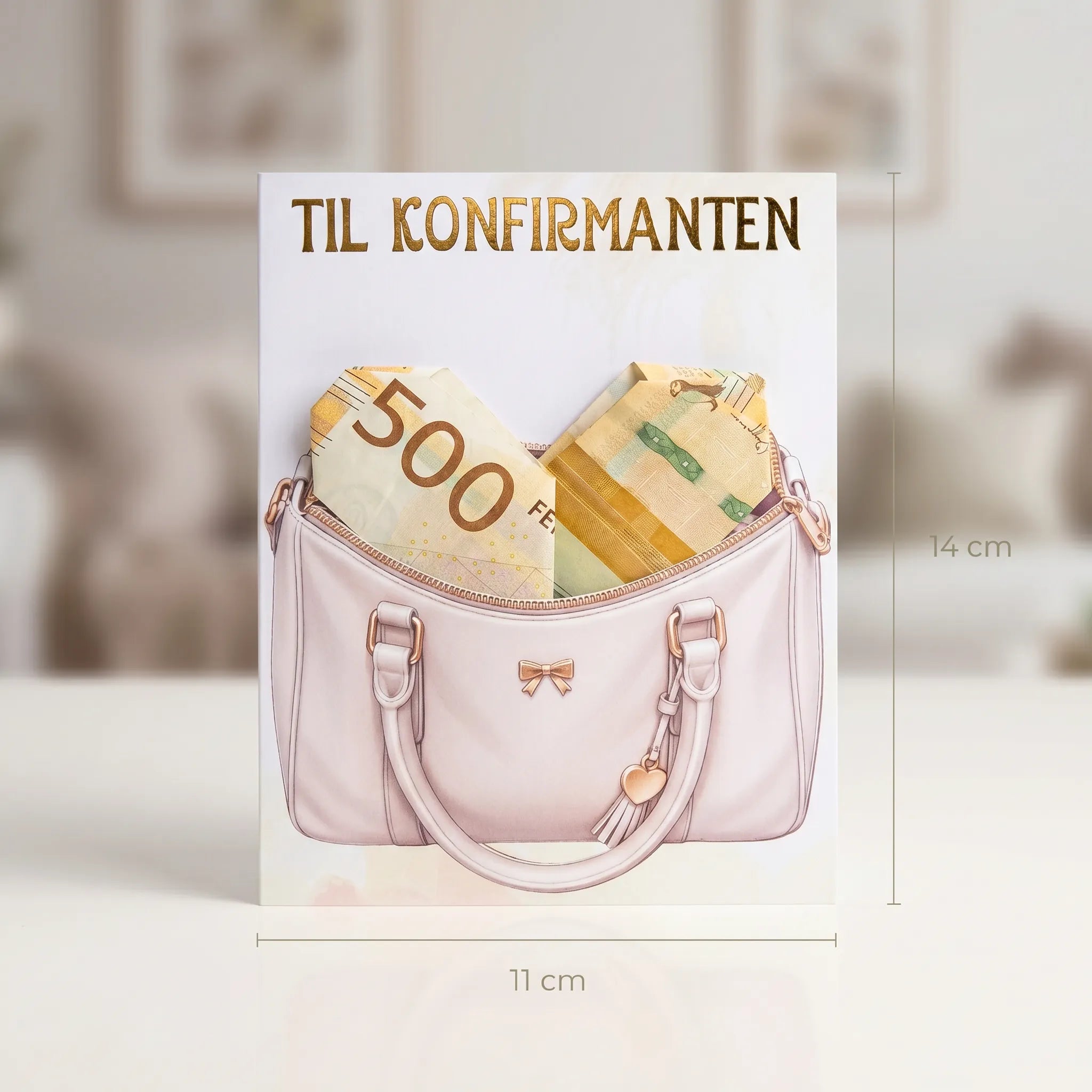 Dobbelt åpningskort til konfirmanten. Perfekt gave til jenten som ønsker seg penger i konfirmasjonsgave. Putt pengene du ønsker å gi til konfirmanten oppi vesken på framsiden av kortet. Skriv ønsket tekst inni kortet, og legg den i konvolutten. Bilde viser kortet og størrelsen på kortet. Kortet er 11cm langt og 14 cm høyt uten konvolutten. 