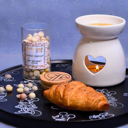 Duftvoks laget av soyavoks. Denne har en helt fantastisk duft av nystekt croissant. Fyll hele huset med denne herlige duften. Er du ensom, smelt noen kuler i en duftbrenner og len deg tilbake. Alle kan føle seg litt ensom innimellom, du er ikke aleine. 