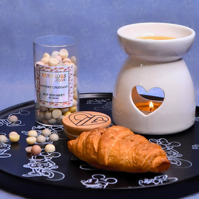 Duftvoks laget av soyavoks. Denne har en helt fantastisk duft av nystekt croissant. Fyll hele huset med denne herlige duften. Er du ensom, smelt noen kuler i en duftbrenner og len deg tilbake. Alle kan føle seg litt ensom innimellom, du er ikke aleine. 