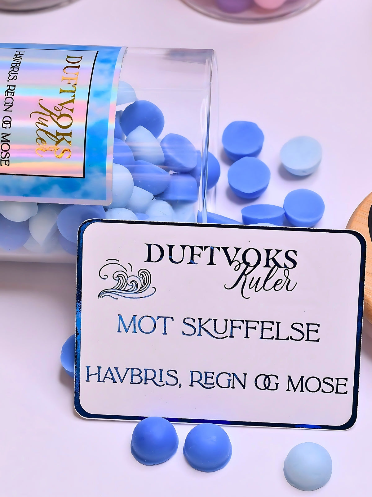 Blå duftvoks kuler av soyavoks i glasskrukke. Dette flotte kortet følger med duftvoksen. Denne duften har vi dedikert til de som har blitt skuffet. Noen ganger går ikke livet som forventet og mennesker eller situasjoner rundt oss kan skuffe.. Smelt noen kuler av denne herlige duftvoksen og bruk tiden på deg selv. Det kommer bedre dager. 