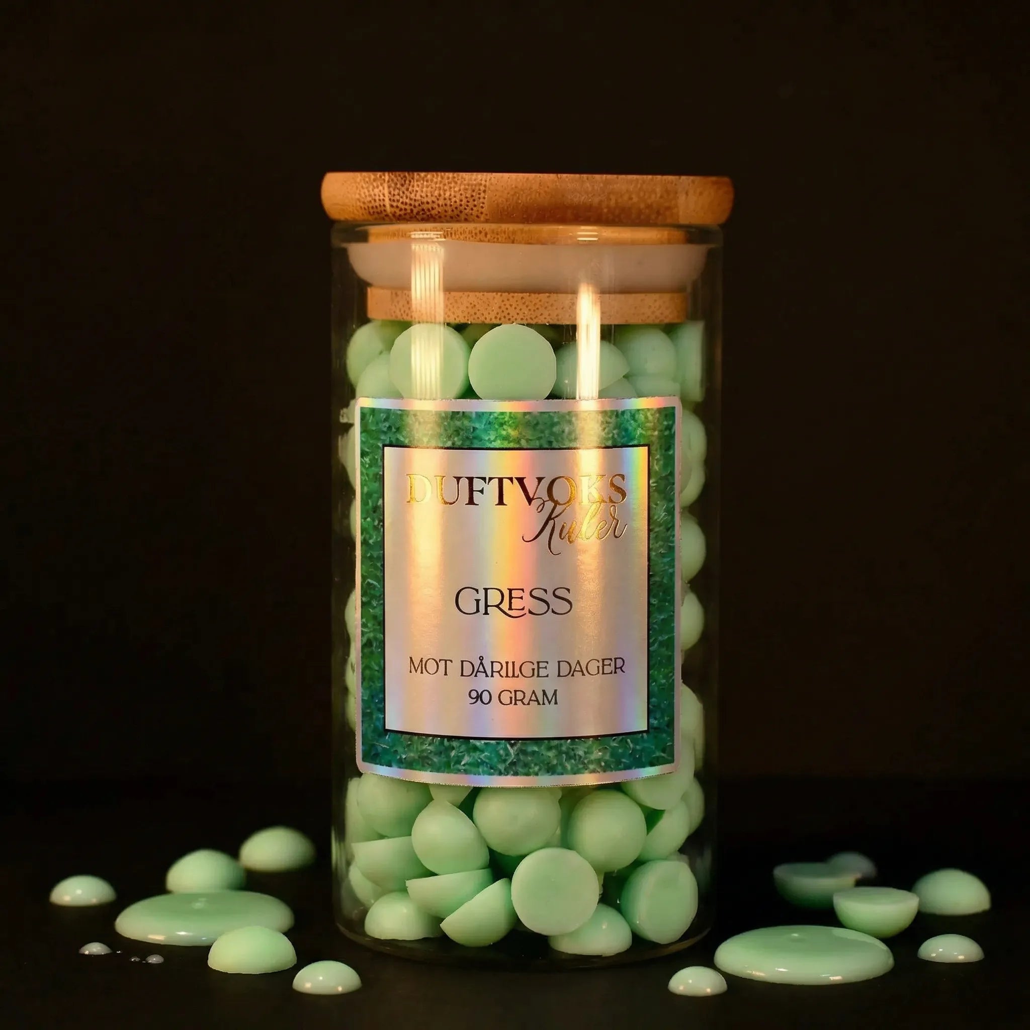 Duftvoks kuler håndlaget i Norge. Denne varianten har grønne kuler med en herlig duft av nyklippet gress. Få hjemmet til å lukte klipt gress og sommer hver dag. Glasset rommer 90 gram med søte små soyavoks kuler som er klare for å gi hjemmet ditt en herlig duft. 