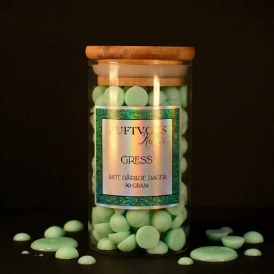 Duftvoks kuler håndlaget i Norge. Denne varianten har grønne kuler med en herlig duft av nyklippet gress. Få hjemmet til å lukte klipt gress og sommer hver dag. Glasset rommer 90 gram med søte små soyavoks kuler som er klare for å gi hjemmet ditt en herlig duft. 
