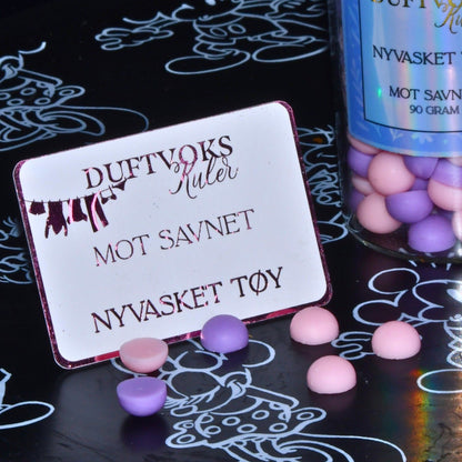 Håndlaget duftvoks kuler kommer med et følelseskort. På bilde ser du framsiden av kortet til denne duften. Den er laget spesielt til de som savner noen. Som trenger litt tid og litt ekstra omsorg i en tung periode. Kanskje det kan hjelpe å vite at man ikke er aleine og at det kommer bedre dager. Noen dager kan være tøffe og da er det greit å bare være. Smelt noen kuler og fyll rommet med duften av nyvasket tøy. Ta vare på deg selv. 