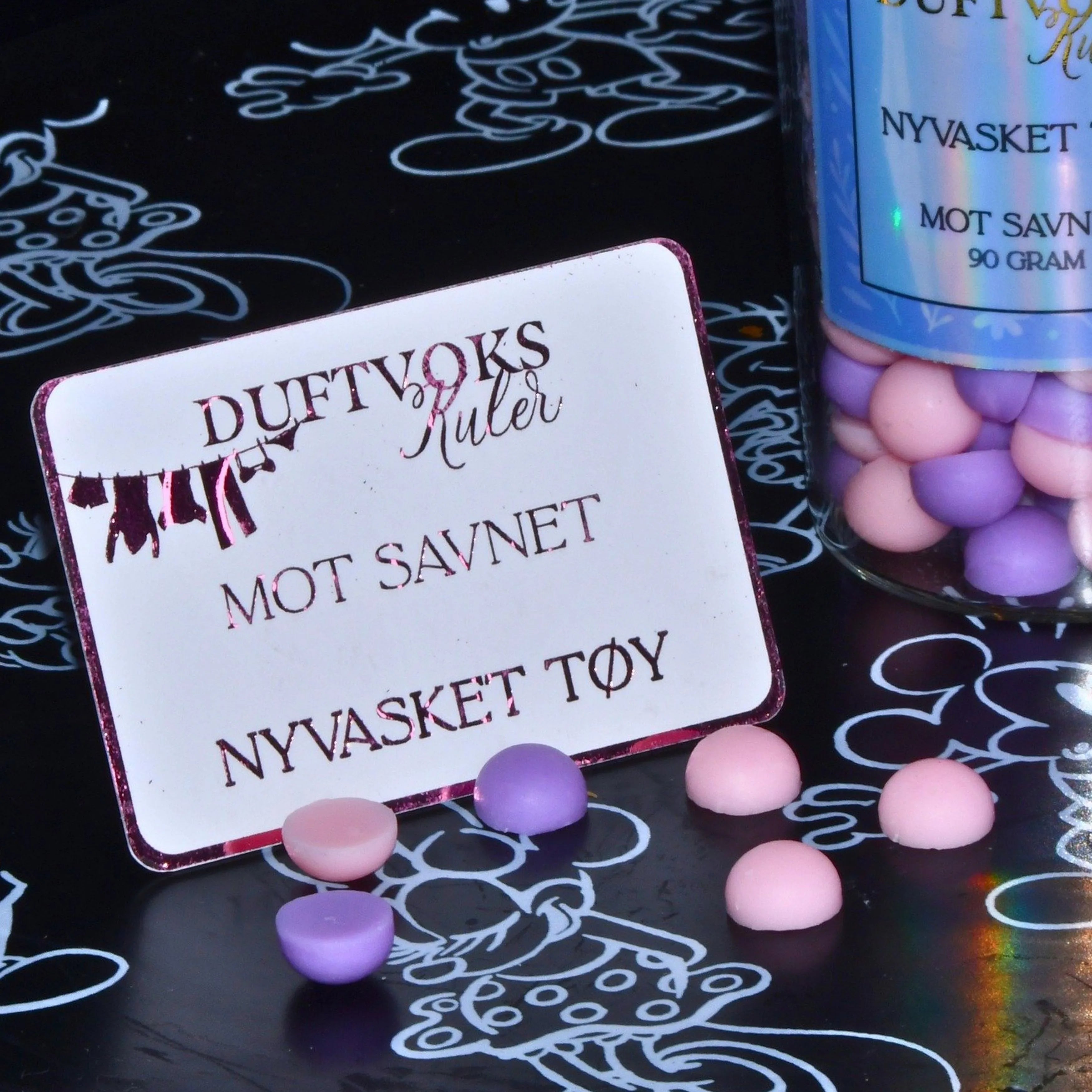 Håndlaget duftvoks kuler kommer med et følelseskort. På bilde ser du framsiden av kortet til denne duften. Den er laget spesielt til de som savner noen. Som trenger litt tid og litt ekstra omsorg i en tung periode. Kanskje det kan hjelpe å vite at man ikke er aleine og at det kommer bedre dager. Noen dager kan være tøffe og da er det greit å bare være. Smelt noen kuler og fyll rommet med duften av nyvasket tøy. Ta vare på deg selv. 