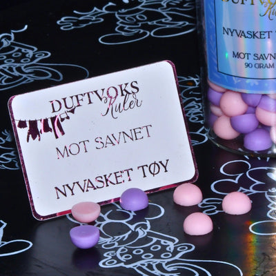 Håndlaget duftvoks kuler kommer med et følelseskort. På bilde ser du framsiden av kortet til denne duften. Den er laget spesielt til de som savner noen. Som trenger litt tid og litt ekstra omsorg i en tung periode. Kanskje det kan hjelpe å vite at man ikke er aleine og at det kommer bedre dager. Noen dager kan være tøffe og da er det greit å bare være. Smelt noen kuler og fyll rommet med duften av nyvasket tøy. Ta vare på deg selv. 