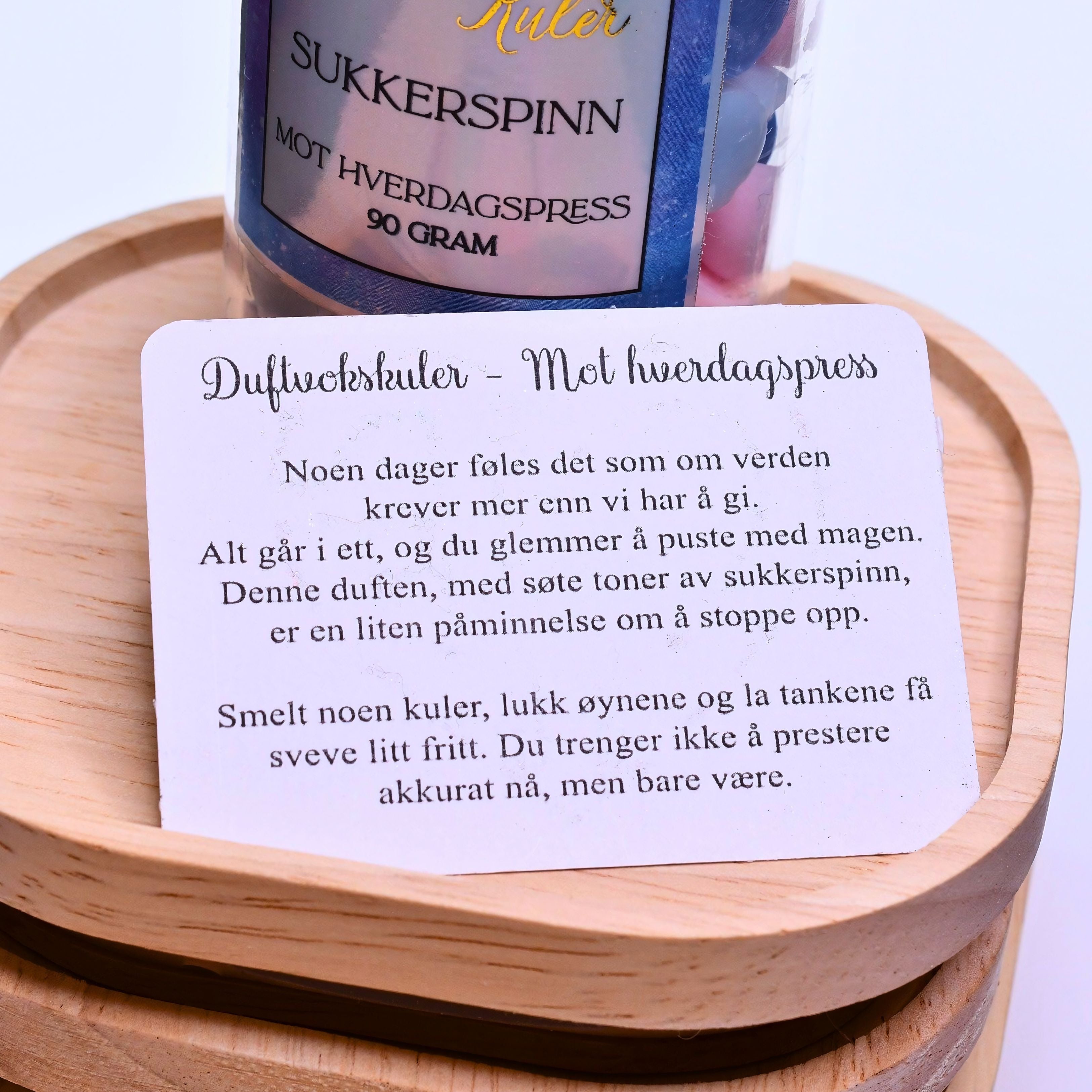 Duftvoks kulene kommer med et kort. Hver duft er dedikert til hver sin følelse. Denne duften av sukkerspinn håper vi kan hjelpe noen mot hverdagspress. La tankene få slappe av. Len deg tilbake. Det kommer en ny dag i morgen. 