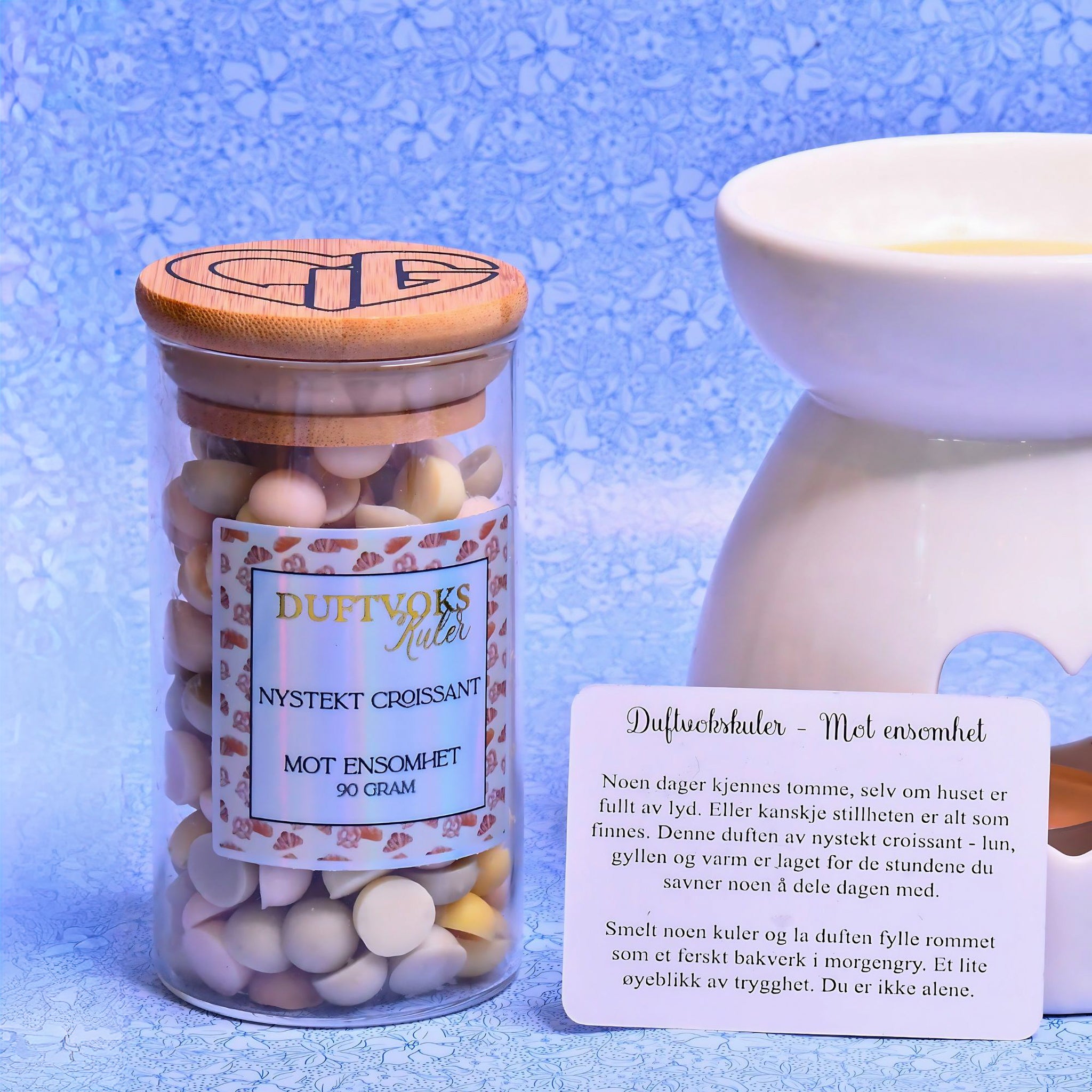 Duftokskuler laget av soyavoks. Kulene fyller rommet med en fantastisk lukt av nystekt bakst. Hver kule er håndlaget med kjærlighet og en ekstra omtanke til de som føler seg litt ensom akkurat nå. Du er ikke aleine, og vi håper at å smelte noen av disse kulene kan få deg til å se litt lysere framover. La roen senke seg. Du er ikke aleine, og det blir bedre. Følelseskortet følger også med med kjøp av denne duften. 