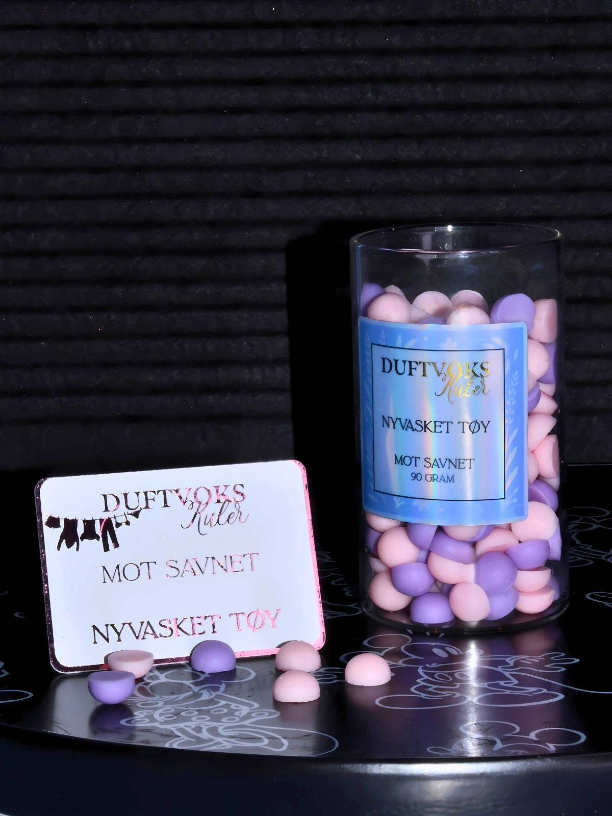Duftvoks mot følelse av savn. Nydelig og god duft av nyvasket tøy. Håndlaget med kjærlighet i Norge. 90 gram vokskuler i glass med rosa og lilla farge. 