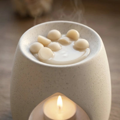 En duftbrenner med telys som smelter duftvokskuler og sprer god duft ut i rommet. Håndlaget duftvoks med bivoks og soyavoks. Disse lukter kandispinner, en blanding av brunt sukker og vanlije.